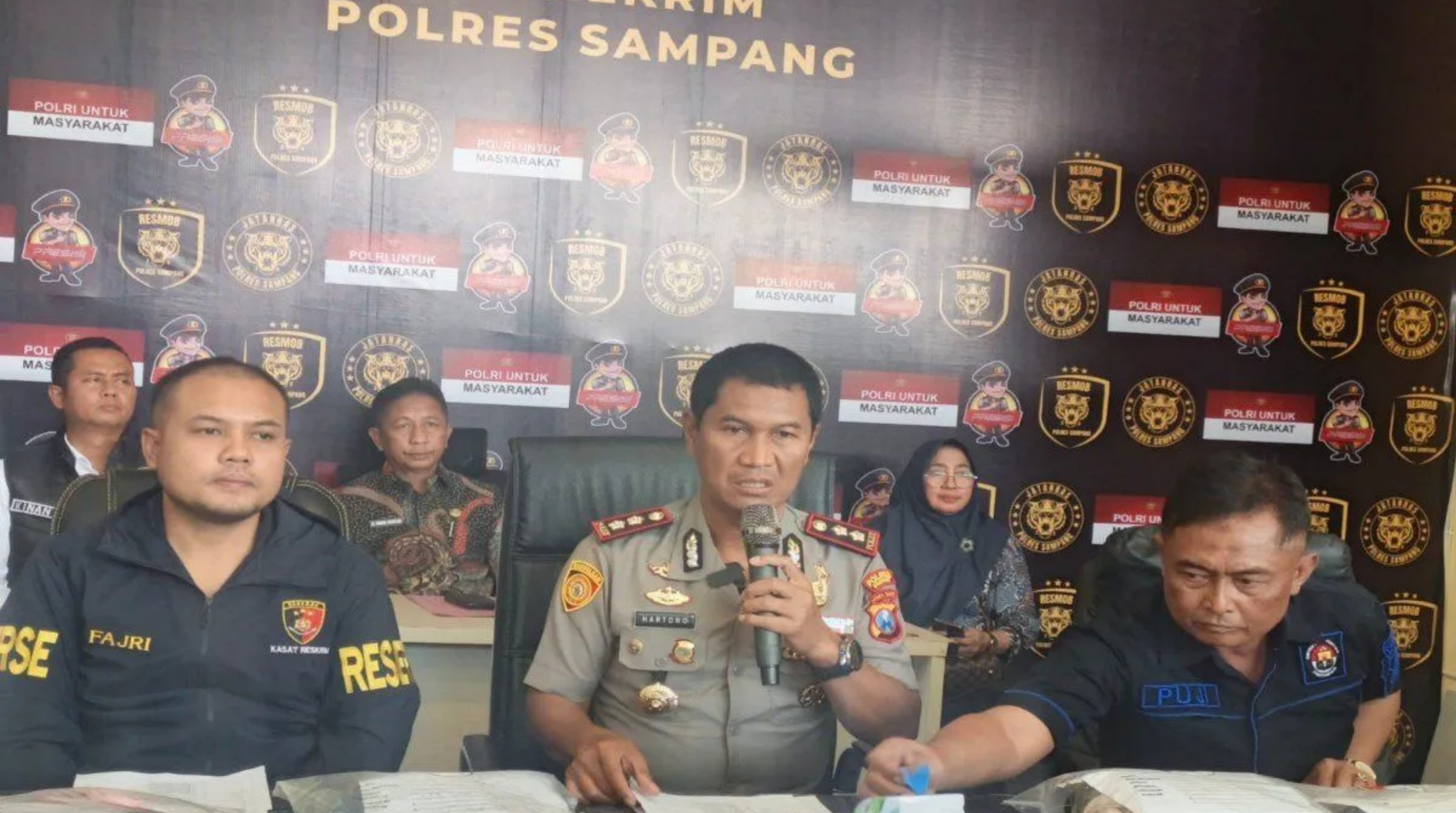 Kapolres Sampang AKBP Hartono menjelaskan kronologis terjadinya kasus kekerasan seksual terhadap anak di bawah umur yang dilakukan oleh 27 orang pelaku, di Mapolres Sampang pada Kamis, 9 Juli 2026. (IDNVoice/Polres Sampang)