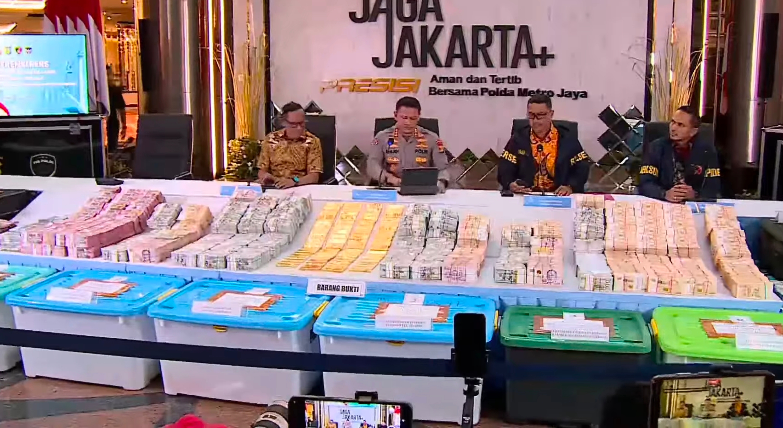 Tangkapan layar: Barang bukti dari rangkaian penggeledahan oleh tim gabungan kepolisian ditampilkan dalam konferensi pers di Polda Metro Jaya pada Jumat malam, 10 Juli 2026. (IDNVoice/YouTube-Metro TV) 