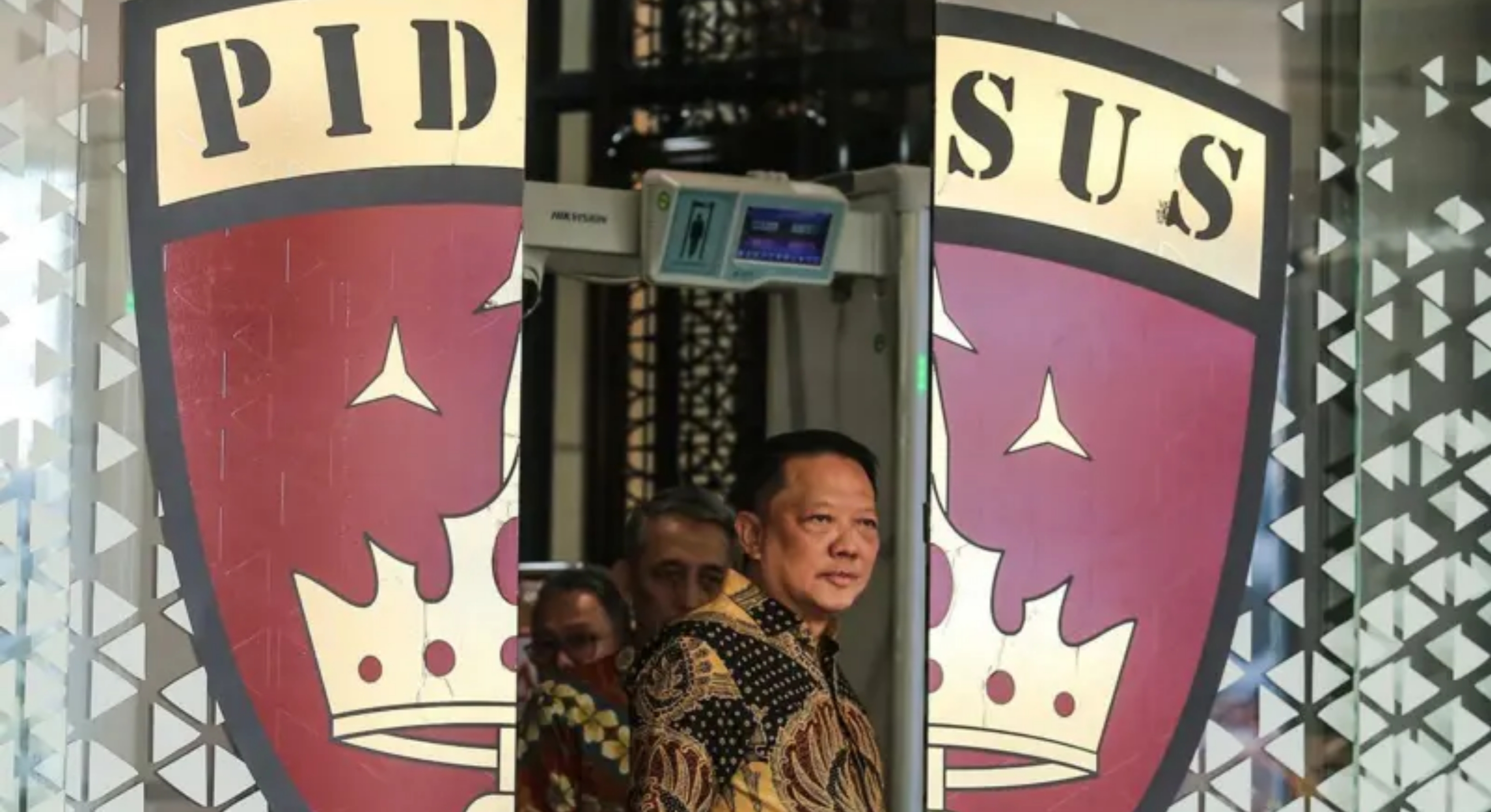 Eks Jaksa Agung Muda Tindak Pidana Khusus (Jampidsus) Kejaksaan Agung Febrie Adriansyah keluar dari ruangan untuk menyampaikan keterangan saat konferensi pers di Kejaksaan Agung, Jakarta pada Jumat, 10 Juli 2026. (IDNVoice/Antara Foto-Asprilla Dwi Adha) 