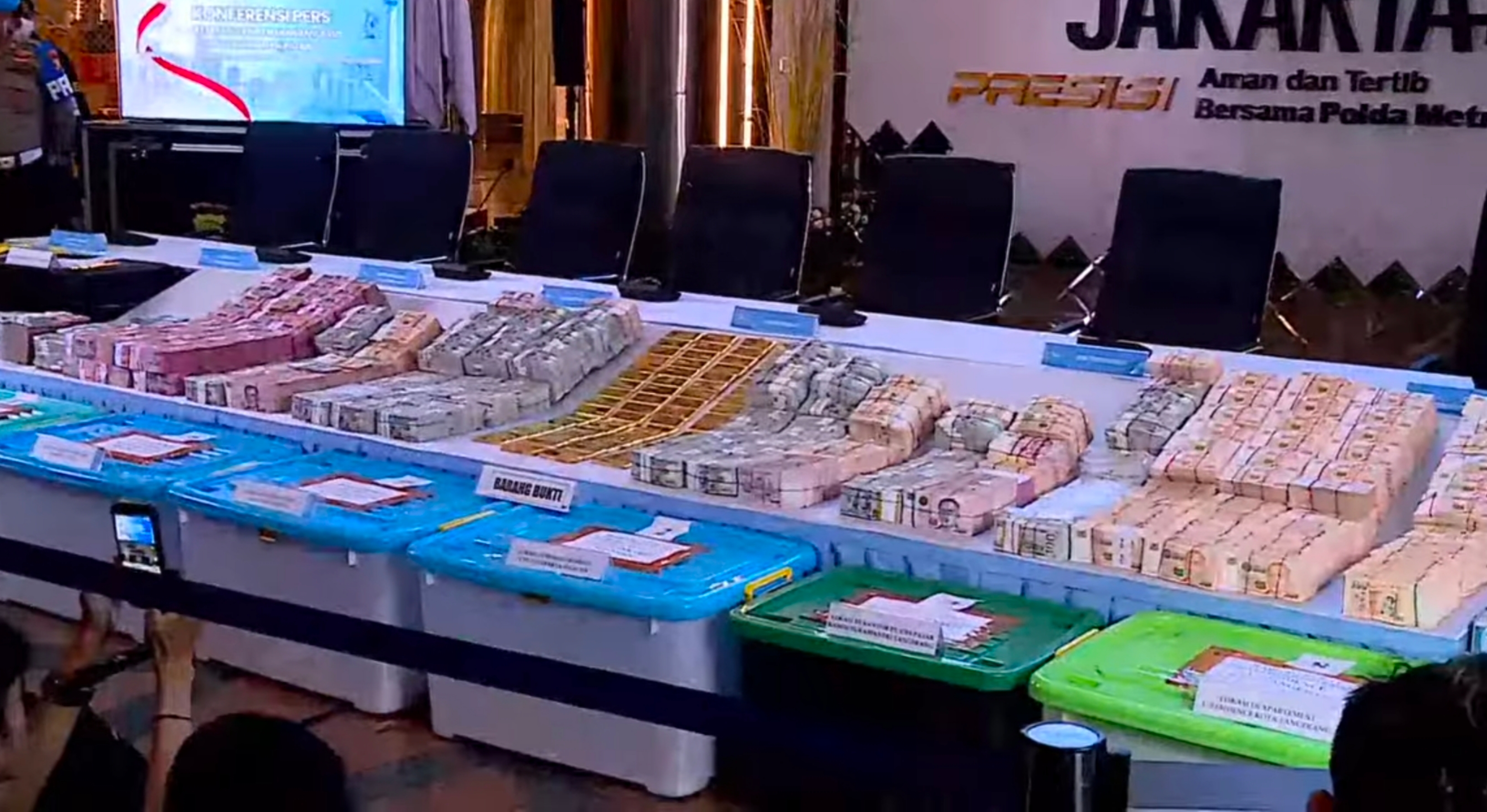 Tangkapan layar: Barang bukti dari rangkaian penggeledahan oleh tim gabungan kepolisian ditampilkan menjelang konferensi pers di Polda Metro Jaya pada Jumat malam, 10 Juli 2026. (IDNVoice/YouTube-Metro TV)