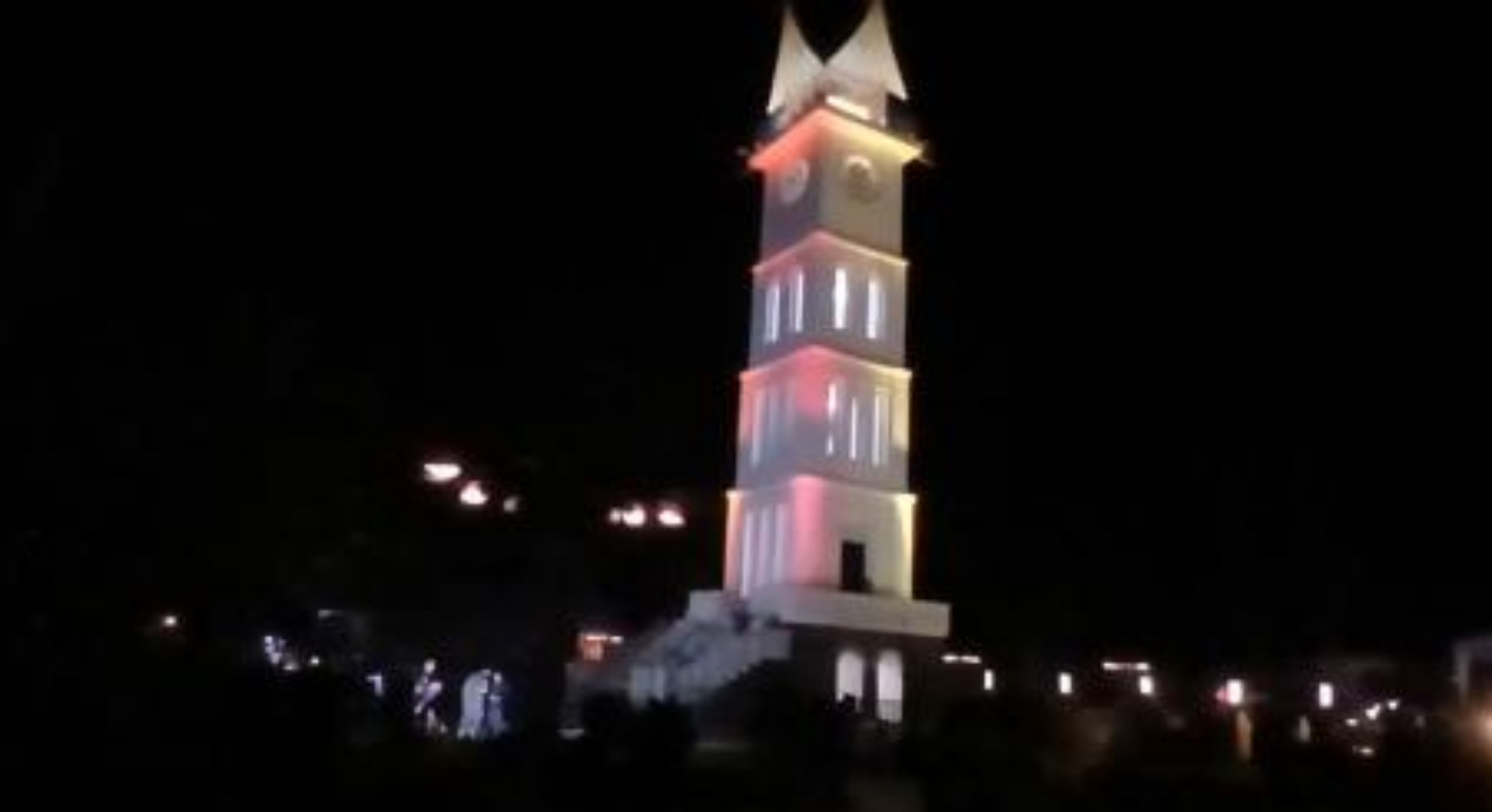 Kawasan wisata Jam Gadang di Kota Bukitinggi sepi pengunjung imbas blackout yang melanda Sumatera. (IDNVoice/iNews)