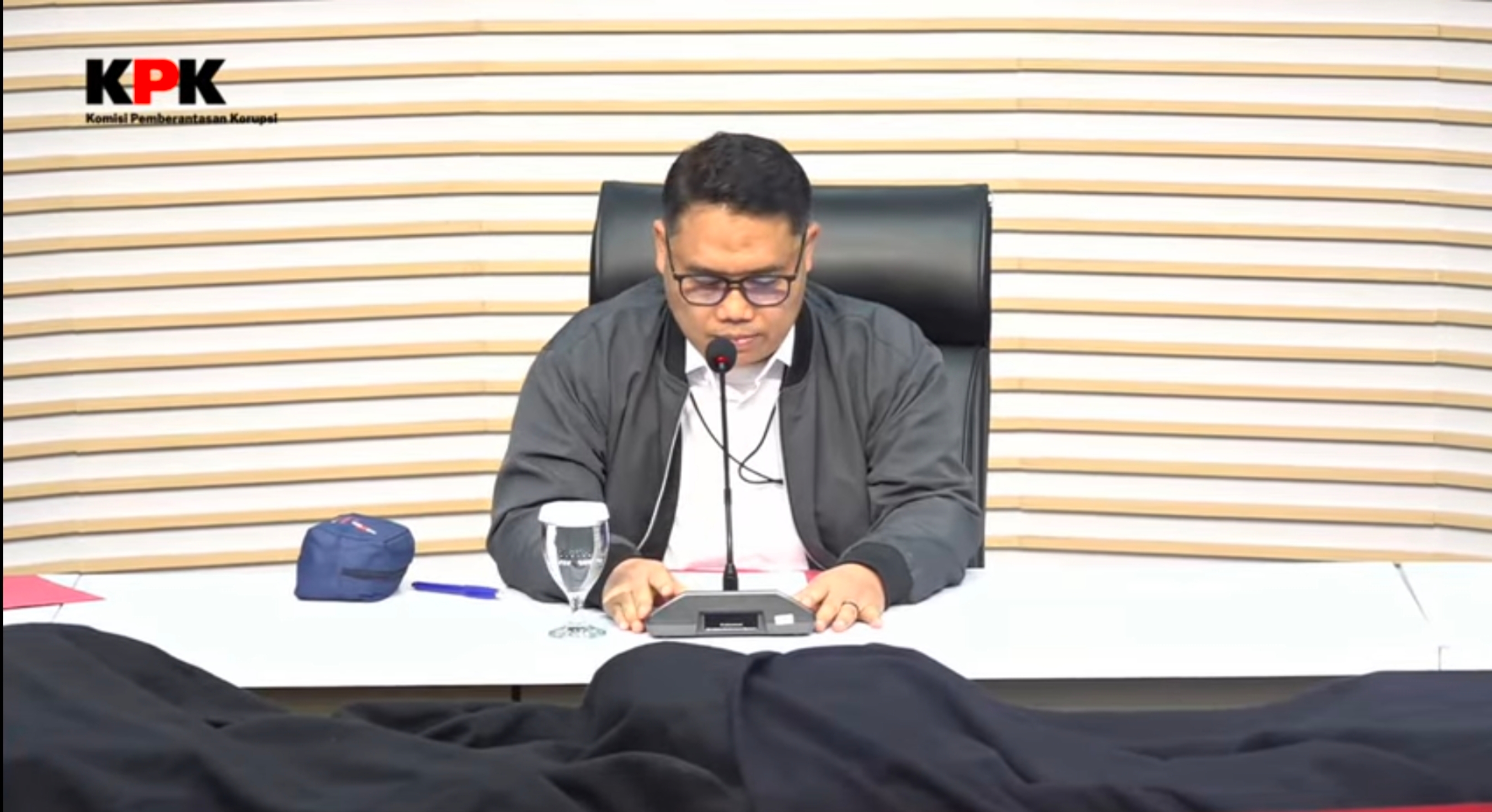 Tangkapan layar: Deputi Penindakan dan Eksekusi KPK, Asep Guntur Rahayu, dalam konferensi pers di Jakarta pada Sabtu, 11 Juli 2026. (IDNVoice/YouTube-KPK RI)