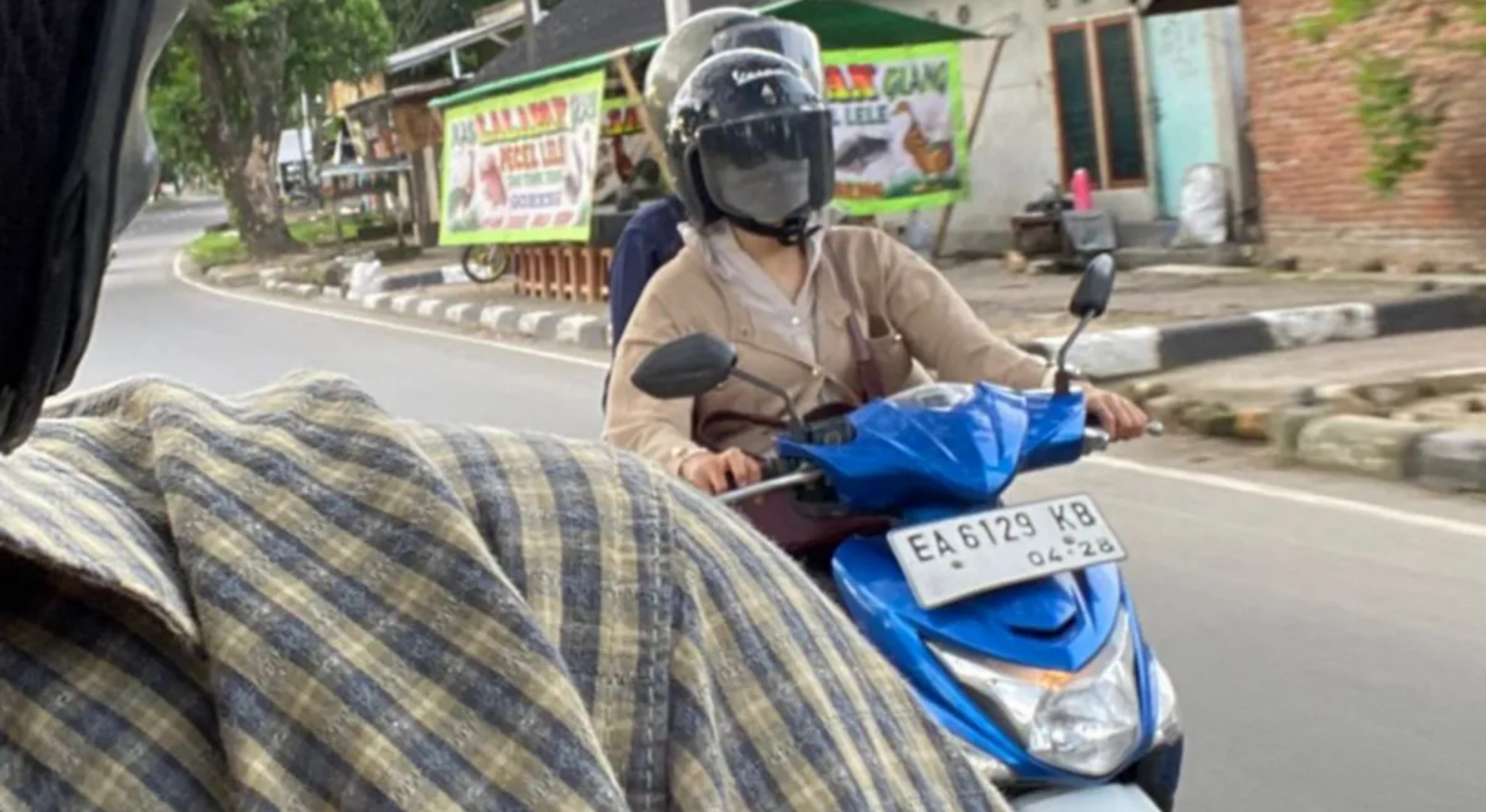 Dokumentasi almarhumah NDR semasa hidup saat mengendarai Honda Beat miliknya yang kini disebut hilang saat jenazahnya ditemukan di kamar indekos wilayah Gomong, Kota Mataram. (IDNVoice/Kuasa hukum keluarga NDR)   