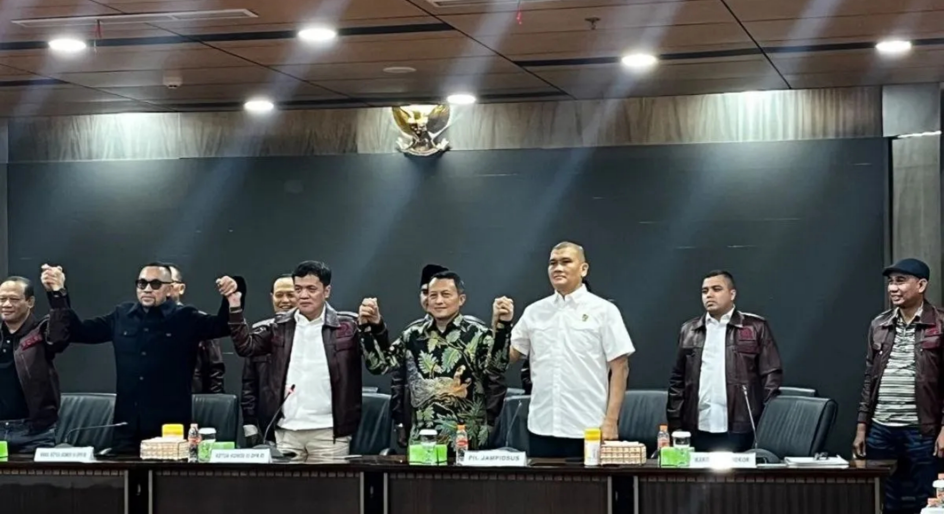 Jampidsus Kejaksaan Agung dan Kortastipidkor Polri beserta Komisi III DPR RI menggelar konferensi pers penetapan tersangka Febrie Adriansyah dalam perkara korupsi dan TPPU di Gedung Kejaksaan Agung, Jakarta pada Sabtu, 11 Juli 2026. (IDNVoice/Antara-Laily Rahmawaty)