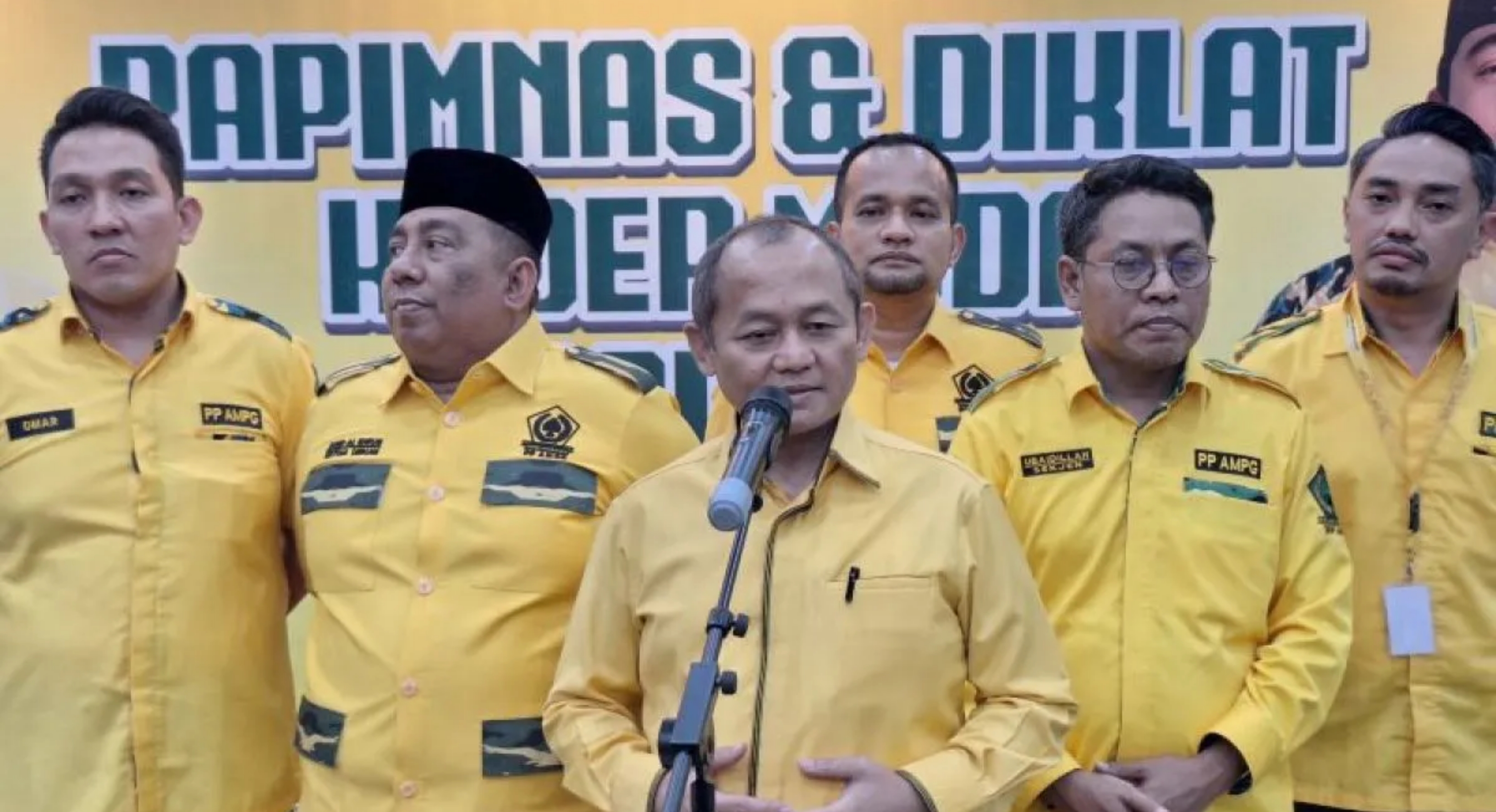 Sekretaris Jenderal DPP Partai Golkar M. Sarmuji (tengah) memberikan keterangan usai menghadiri Pembukaan Diklat Kader Muda Nasional PP Angkatan Muda Partai Golkar (AMPG) Gelombang III Tahun 2026 yang dirangkaikan dengan Rapat Pimpinan Nasional (Rapimnas) AMPG di Jakarta, Jumat malam, 10 Juli 2026. (IDNVoice/Antara-Fianda Sjofjan Rassat)
