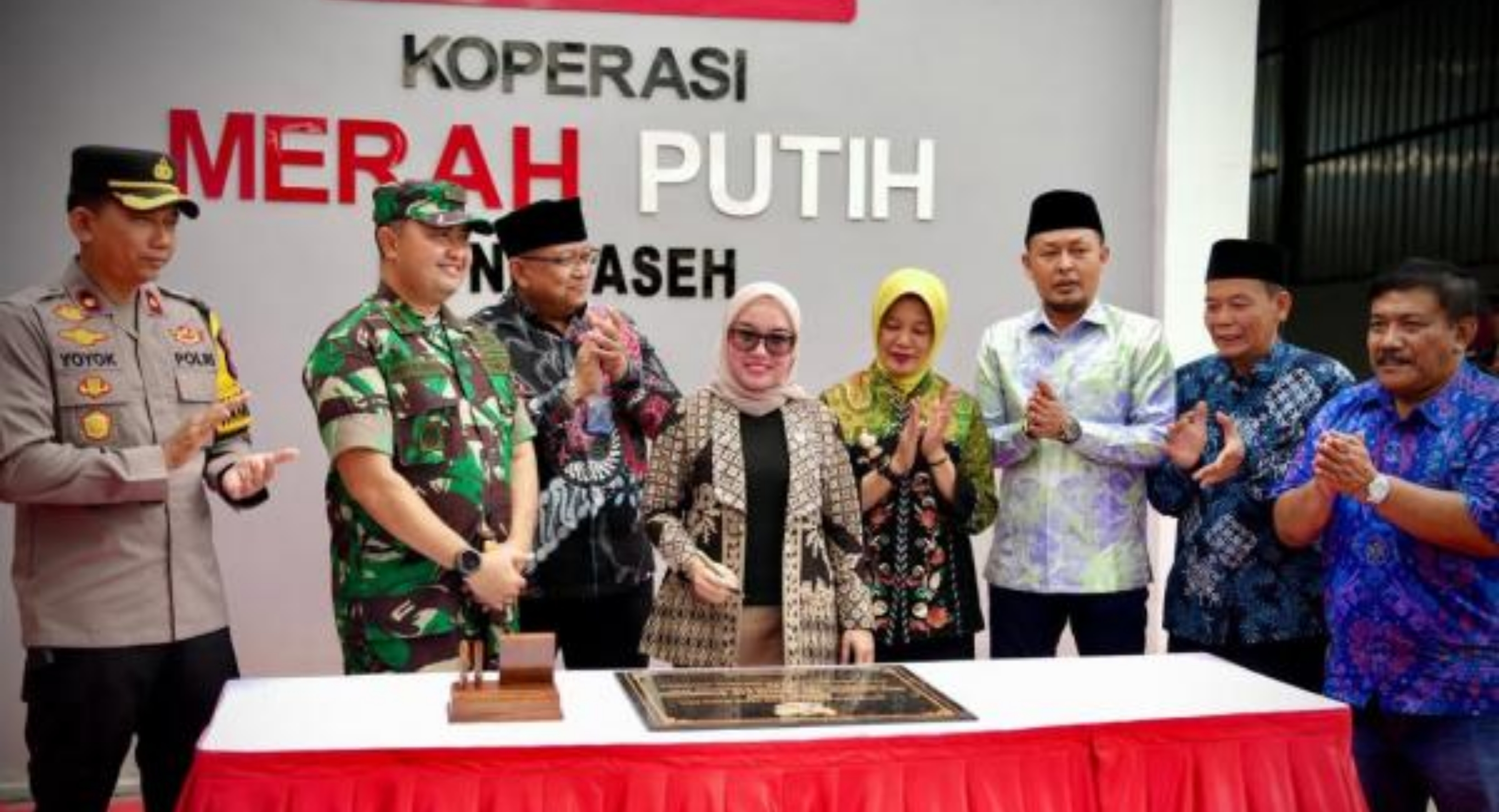 Wakil Menteri Koperasi Republik Indonesia (Wamenkop RI) saat meresmikan Koperasi Desa/Kelurahan Merah Putih (KDKMP) Desa Ngraseh di Bojonegoro, Jawa Timur (IDNVoice/iNews Bjn)