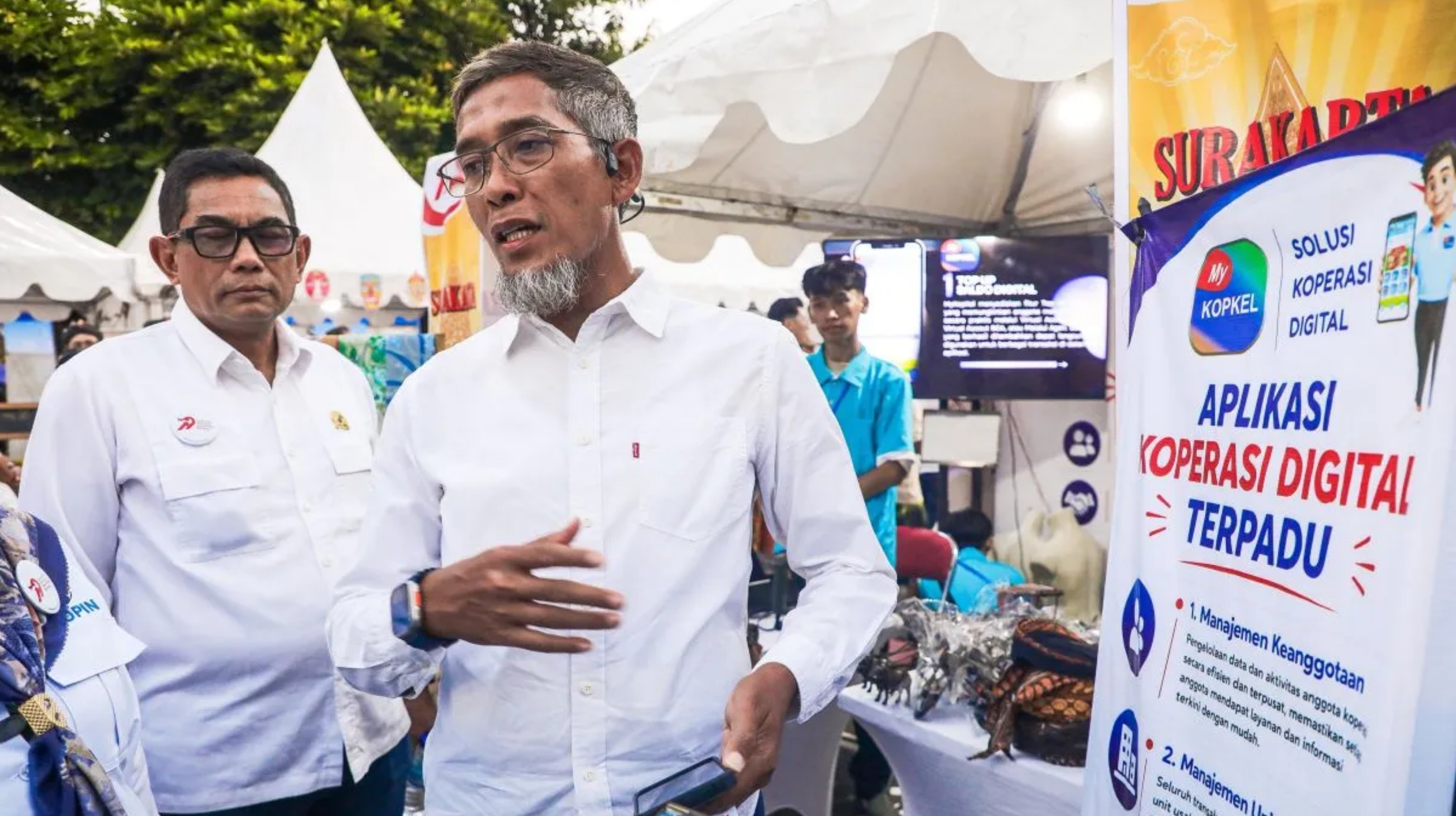 Sekretaris Daerah Jateng Sumarno saat meninjau Gelar Produk Koperasi dan UMKM, di Solo. (IDNVoice/Pemprov Jateng)