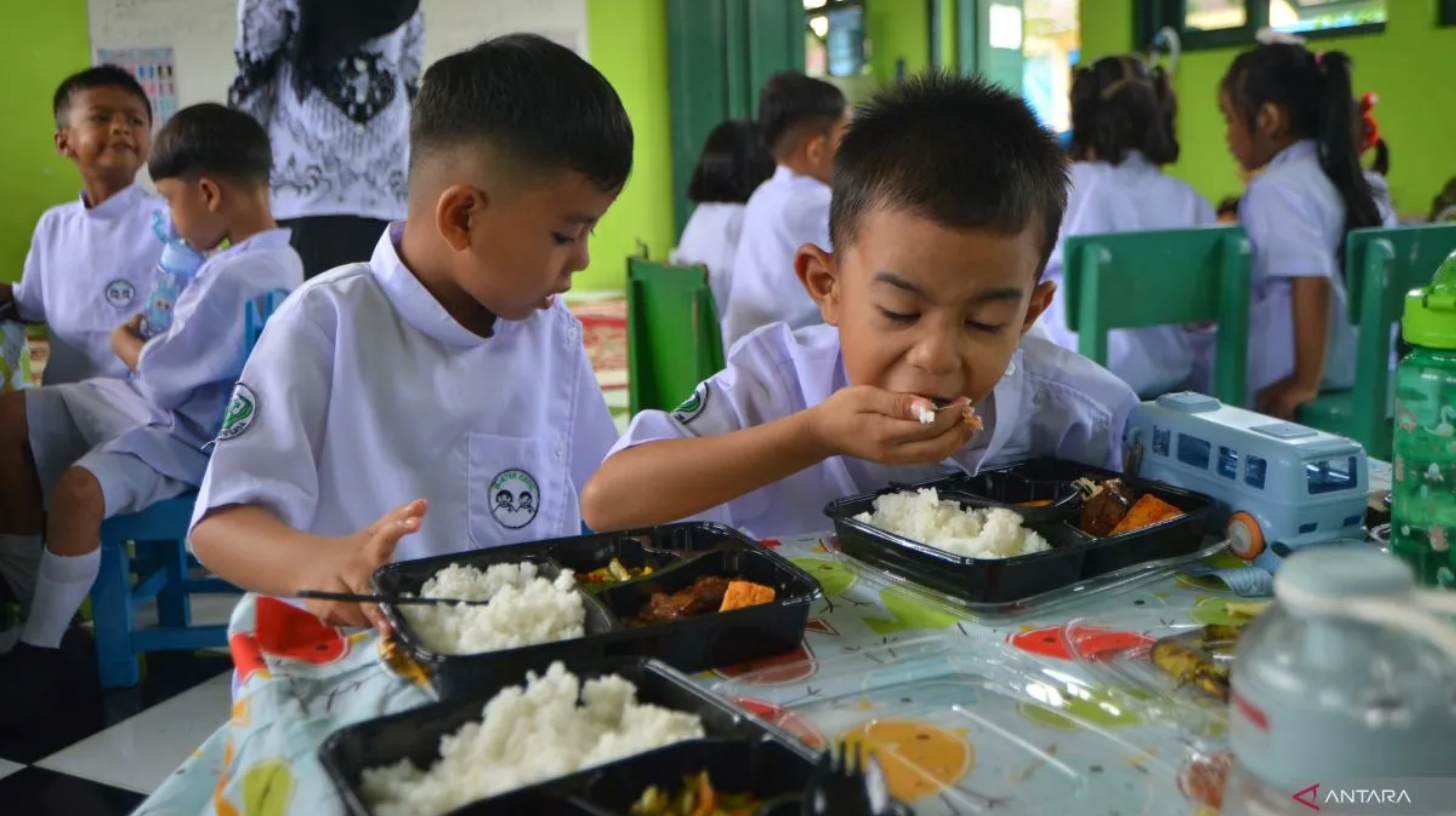 Ilustrasi: Sejumlah murid menikmati makan bergizi gratis di TK Kartika 1-55 Padang, Sumatera Barat, Rabu (8 Januari2025). (IDNVoice/Antara- Iggoy el Fitra)
