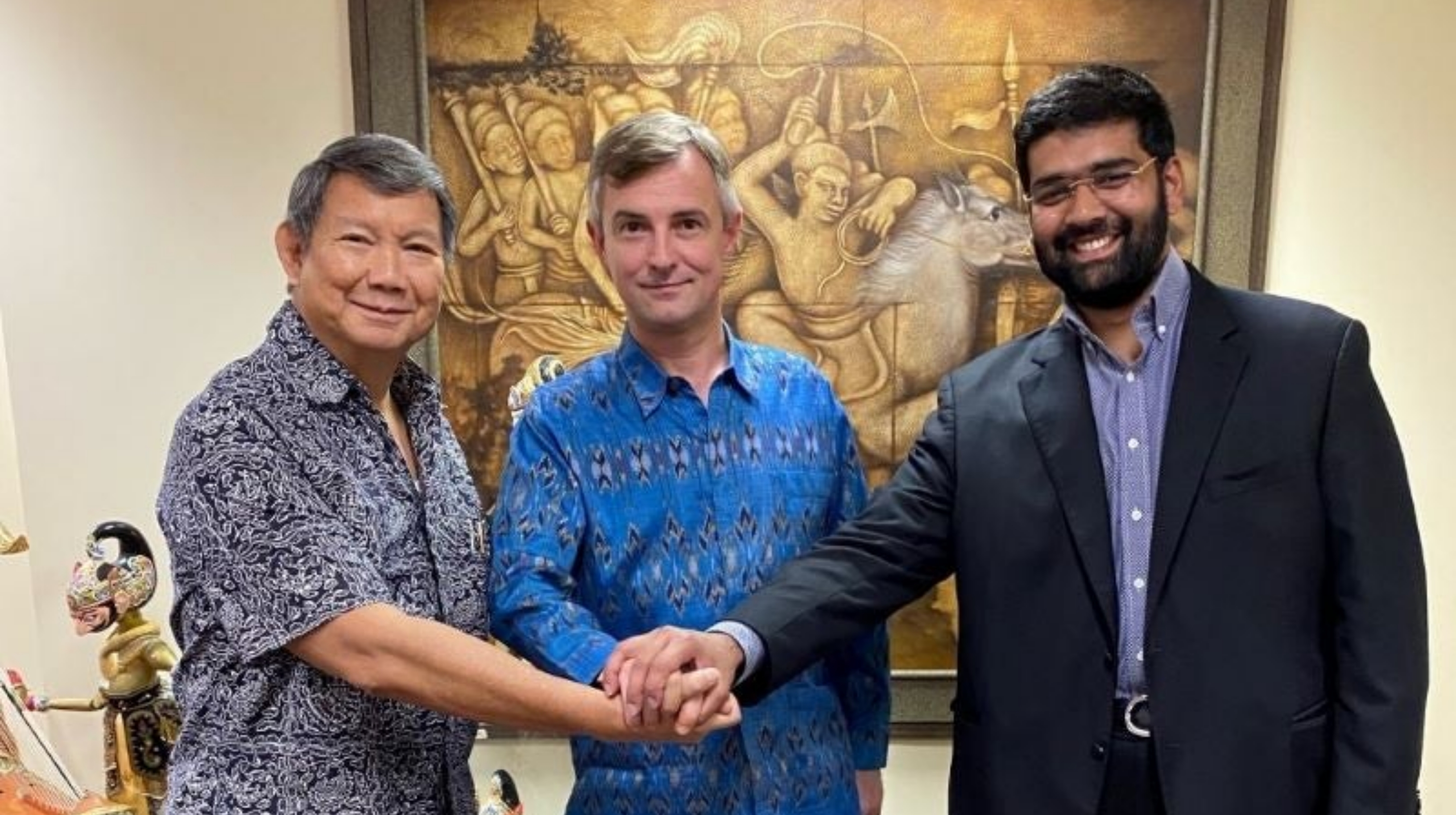 CEO Arsari Group Hashim Djojohadikusumo, Duta Besar Ukraina untuk Indonesia Vassyl Hamianin, dan Ketua Harvest Commodities Gaurav Srivastava dalam sebuah pertemuan di Jakarta pada 2 Agustus 2022. (IDNVoice/PRNewswire-Harvest Commodities SA)