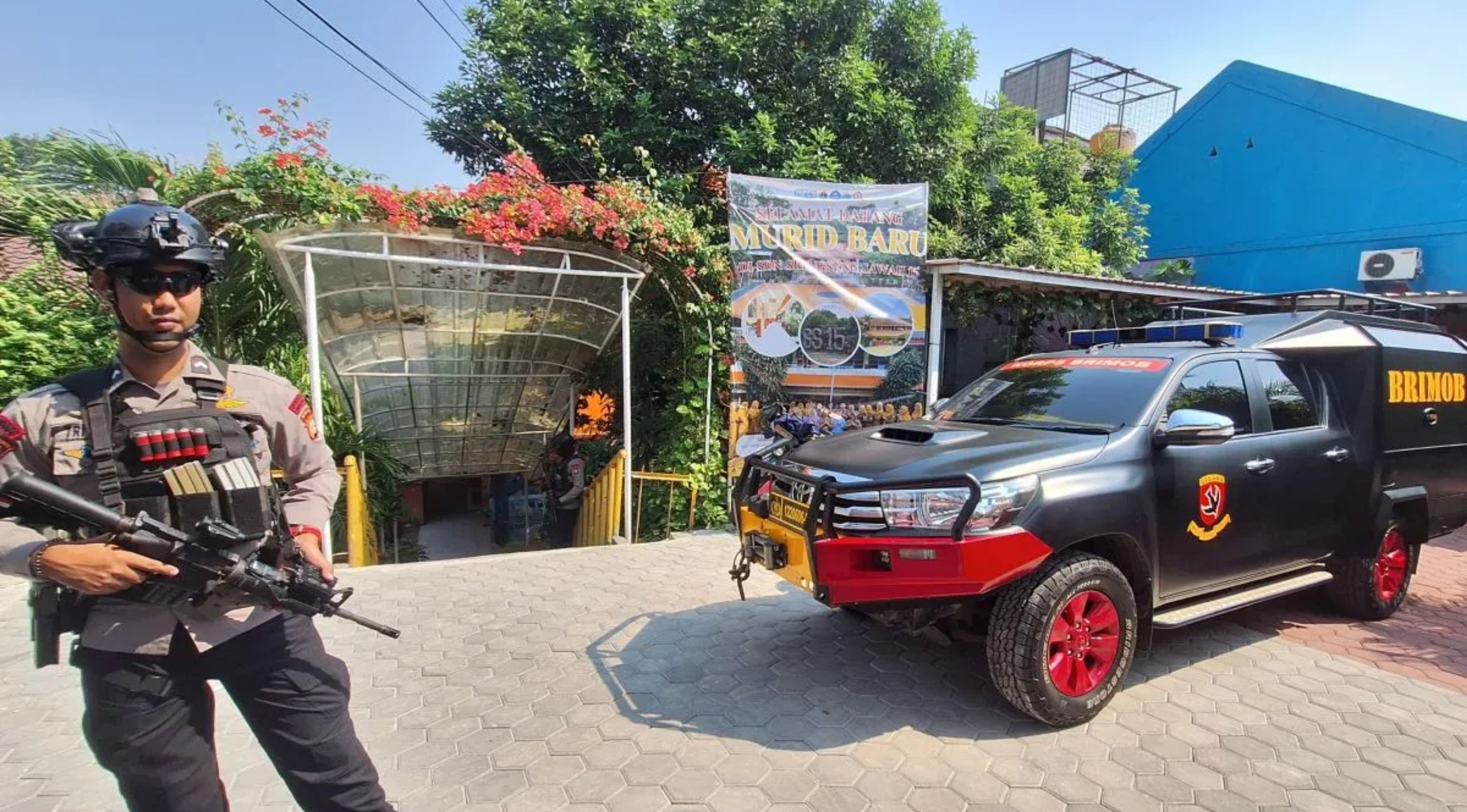 Personel kepolisian berjaga di lokasi terkait dugaan teror bom di SDN Srengseng Sawah 15 Pagi, Jagakarsa, Jakarta Selatan pada Senin, 13 Juli 2026. (IDNVoice/Antara-Luthfia Miranda Putri)