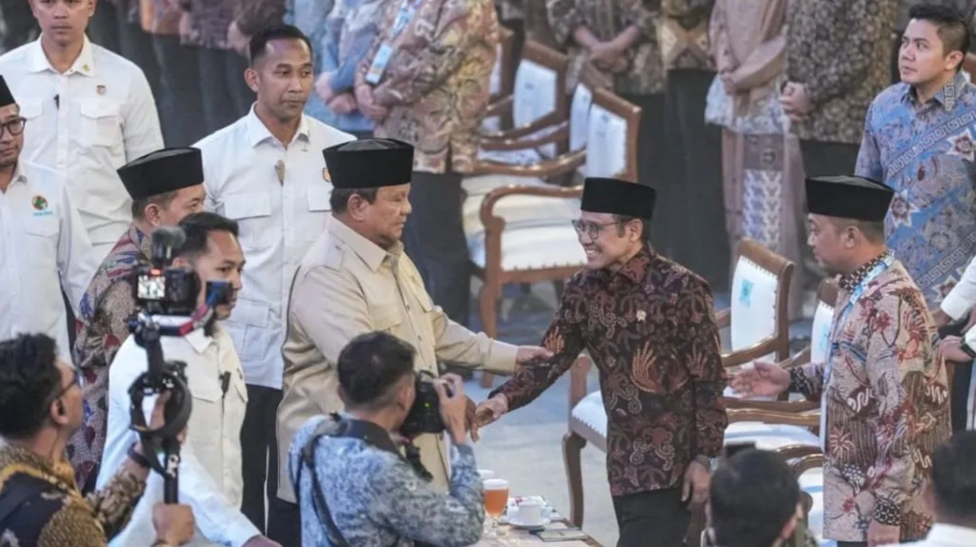 Presiden RI Prabowo Subianto menyalami Menteri Koordinator Bidang Pemberdayaan Masyarakat (Menko PM) Abdul Muhaimin Iskandar dalam acara Puncak Peringatan Hari Koperasi Nasional (Harkopnas) ke-79, di Jakarta pada Minggu, 12 Juli 2026. (IDNVoice/Kemenko PM)