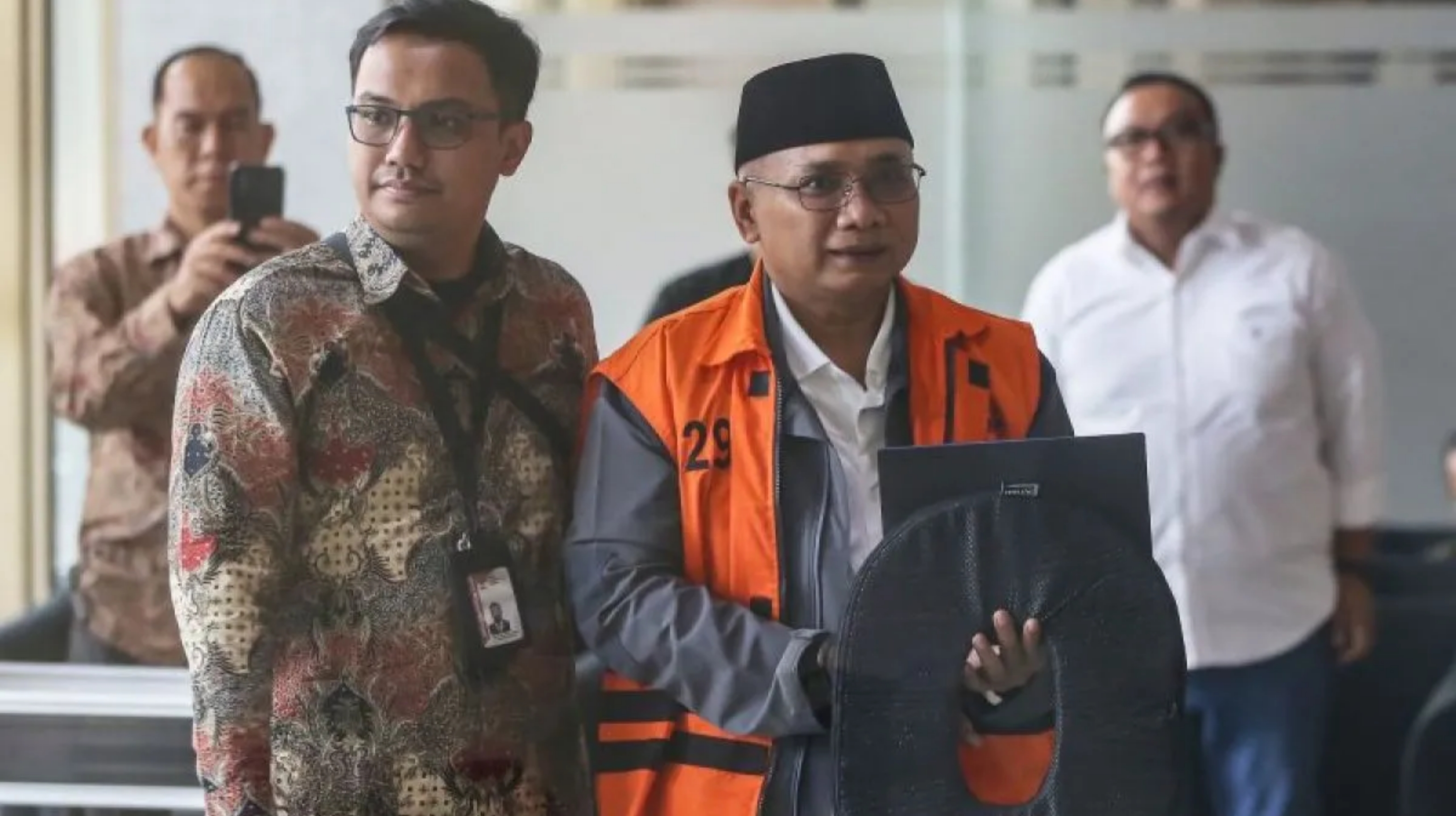 Tersangka kasus dugaan korupsi kuota haji Yaqut Cholil Qoumas berjalan menuju mobil tahanan saat pelimpahan tahap dua di Gedung Merah Putih KPK, Jakarta pada Selasa, 14 Juli 2026. (IDNVoice/Antara-Reno Esnir)
