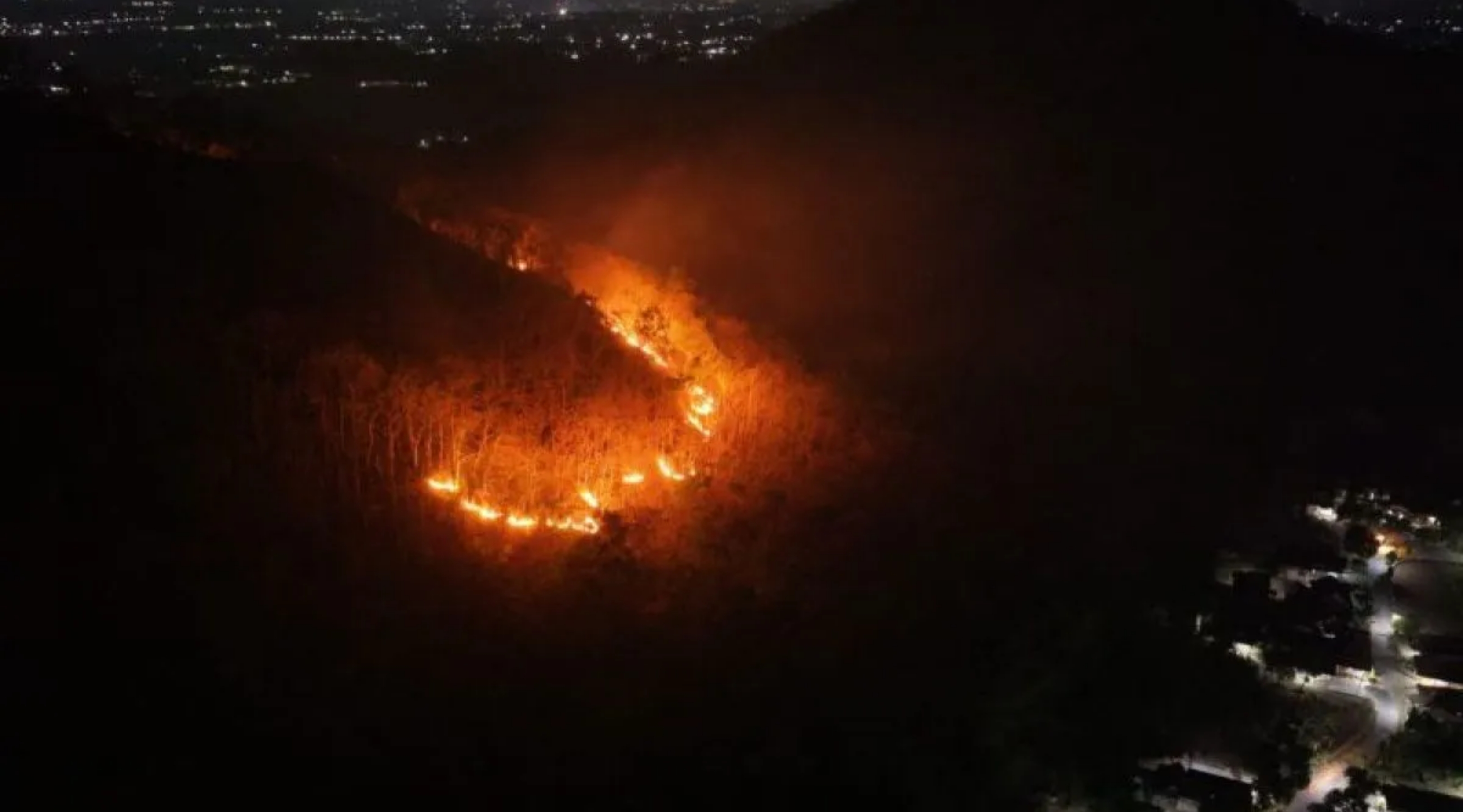 Kondisi kebakaran hutan dan lahan di kawasan Gunung Gombak atau Gunung Nglarangan, Desa Sukosari, Kecamatan Kauman, Ponorogo, Jawa Timur, yang diambil menggunakan drone. (IDNVoice/BPBD Ponorogo)