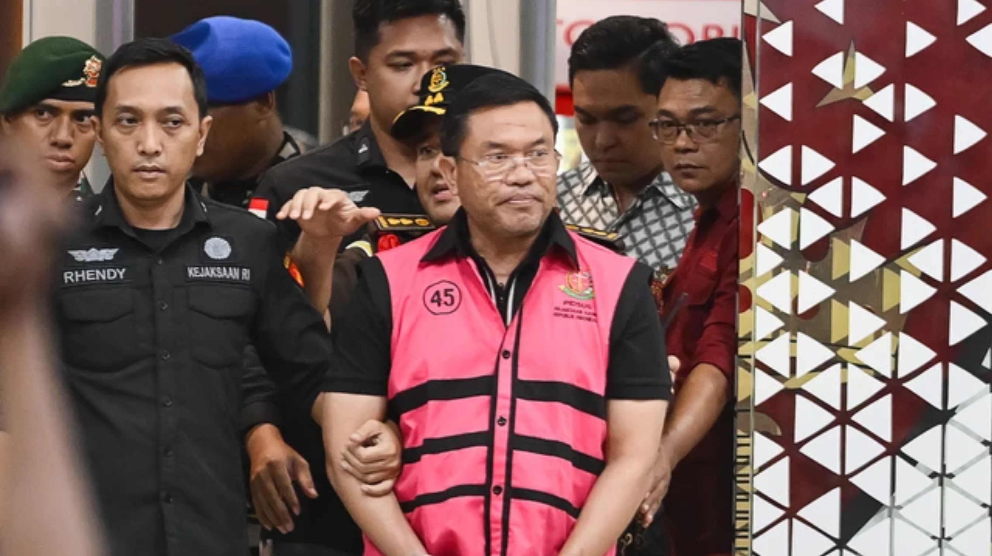 Tersangka dugaan tindak pidana korupsi tata kelola program Makan Bergizi Gratis (MBG) pada Badan Gizi Nasional (BGN) Sony Sonjaya berjalan memasuki mobil tahanan di Kejaksaan Agung, Jakarta pada Rabu, 3 Juni 2026. (IDNVoice/Antara Foto-M Risyal Hidayat)