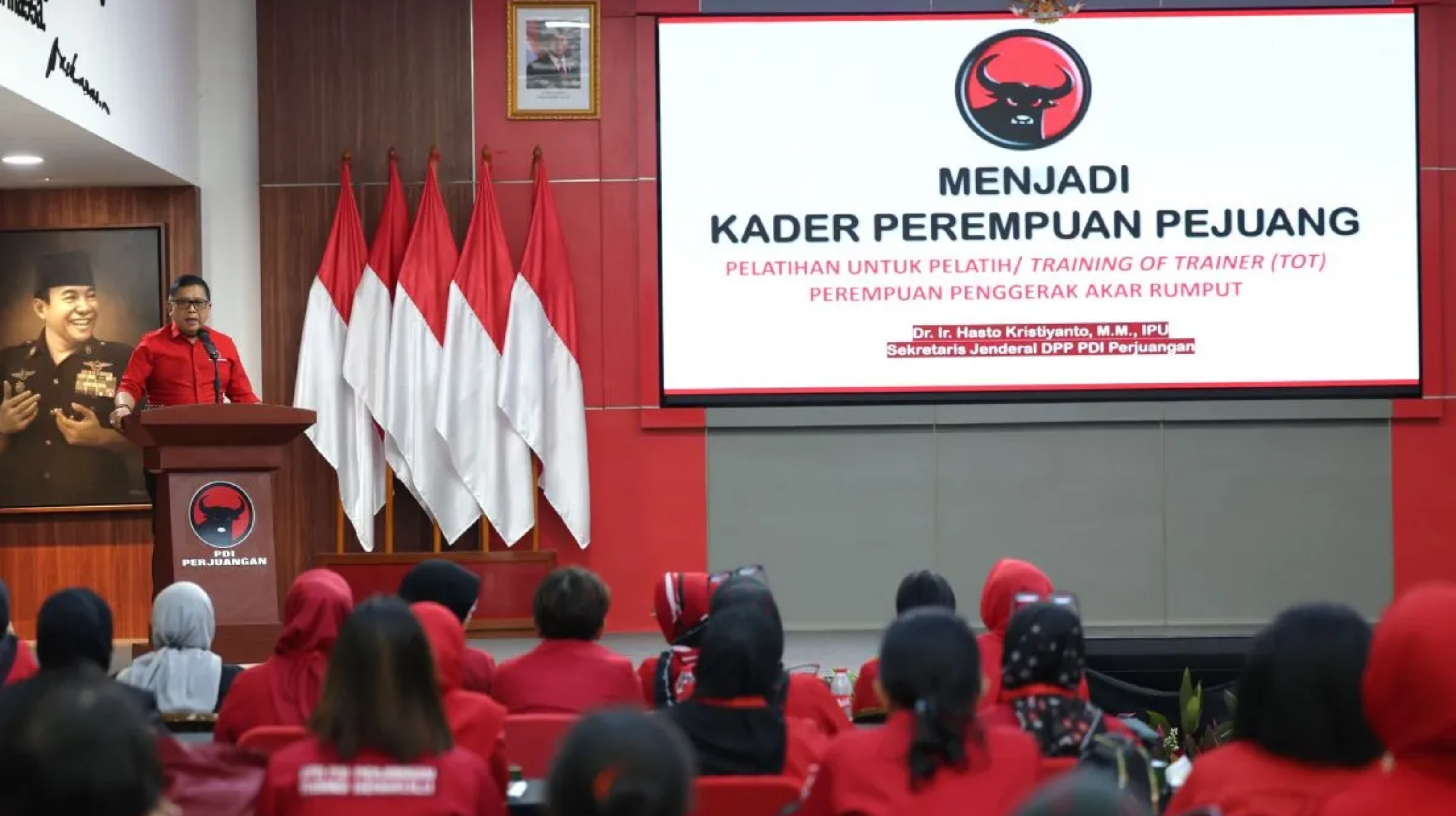 Sekretaris Jenderal PDIP Hasto Kristiyanto memberikan paparan dalam pelatihan untuk pelatih/training of trainer kepada perwakilan perempuan dari 38 provinsi di Sekolah Partai PDIP, Jakarta Selatan pada Senin, 13 Juli 2026. (IDNVoice/PDIP)