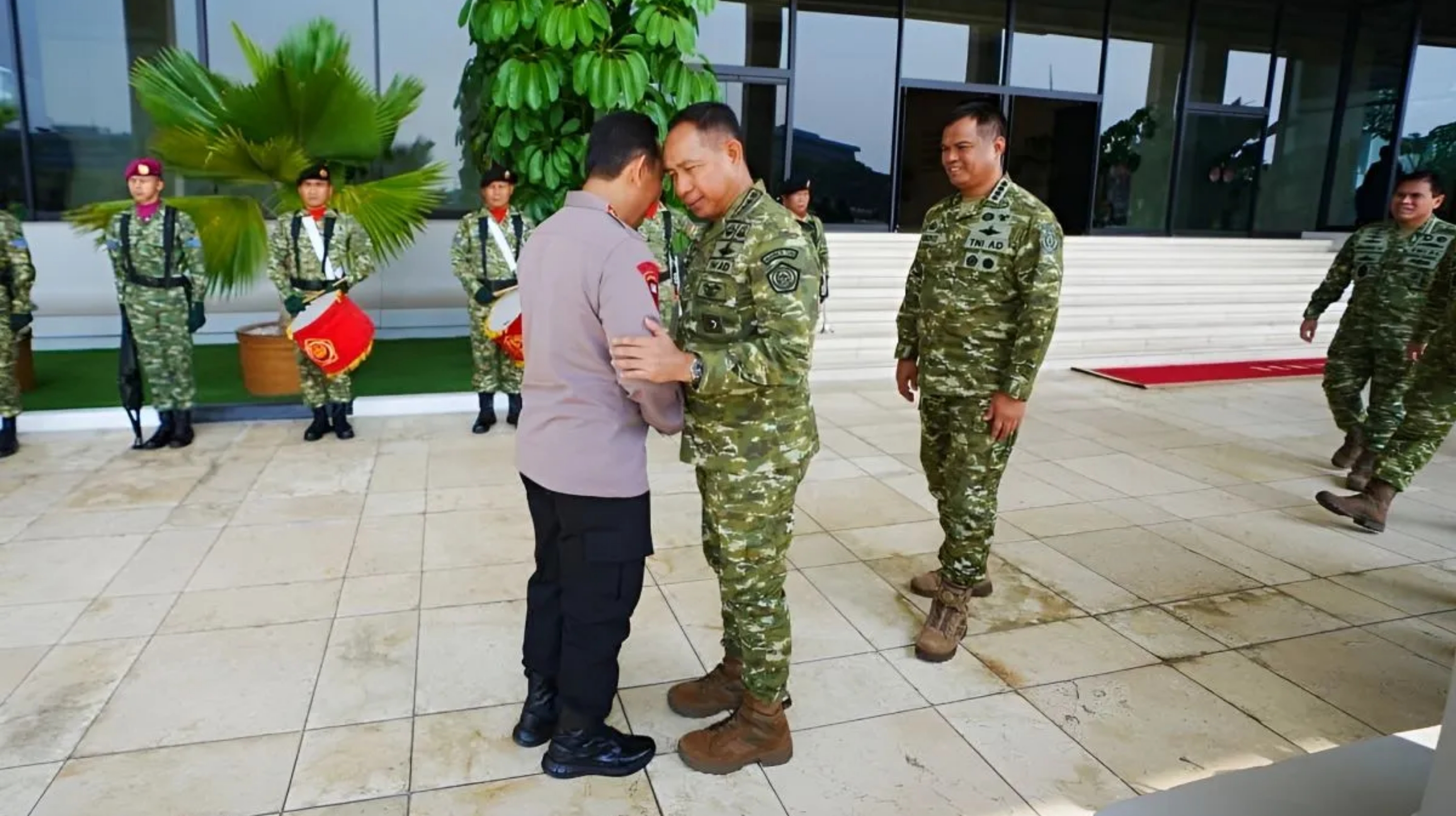 Kapolri Jenderal Pol. Listyo Sigit Prabowo berjabat tangan dengan Panglima TNI Jenderal TNI Agus Subiyanto di Mabes TNI, Cilangkap, Jakarta Timur pada Senin, 13 Juli 2026. (IDNVoice/Divisi Humas Polri)