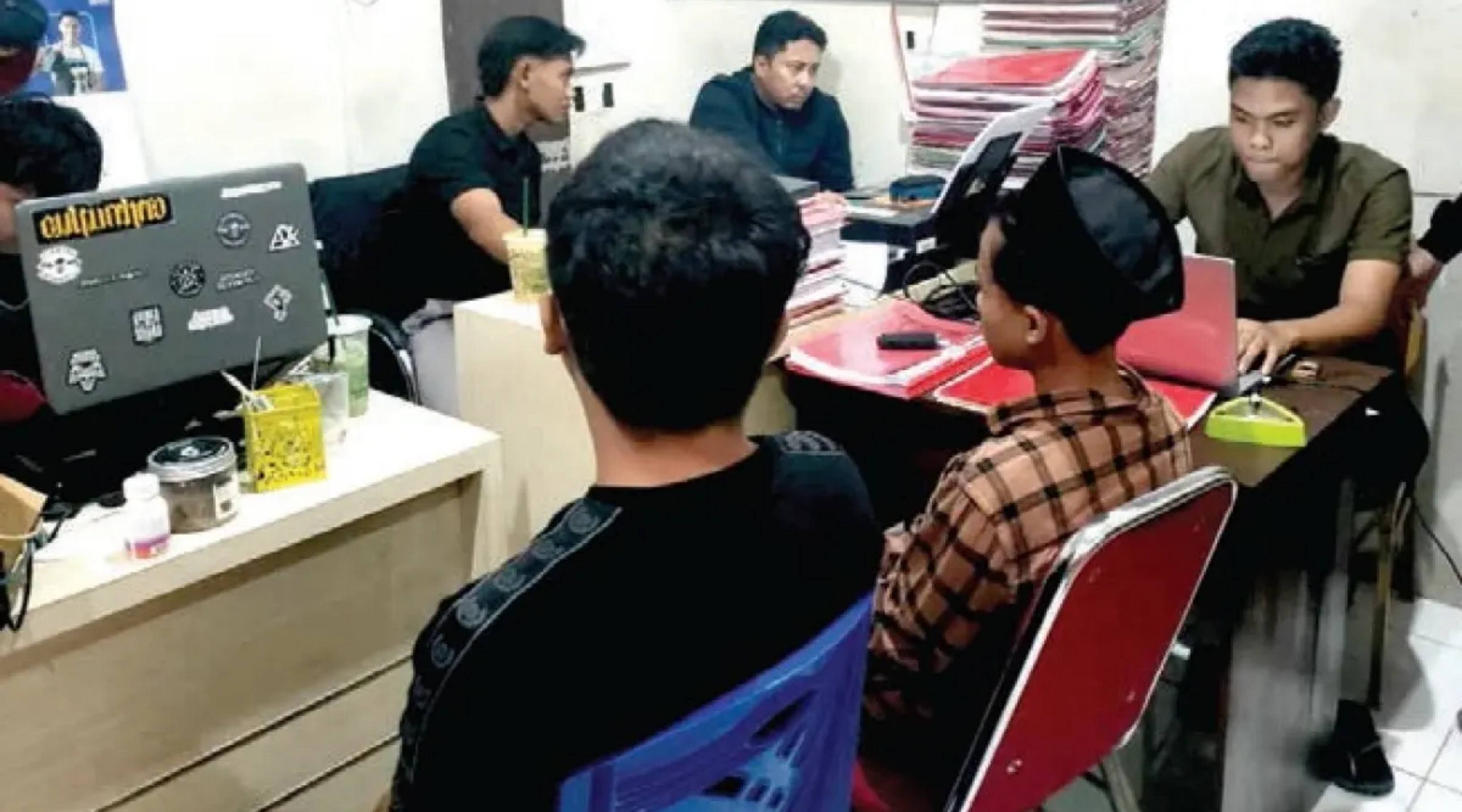 Sejumlah tersangka rudapaksa diperiksa di Mapolres Sampang. (IDNVoice/PP-Istimewa)