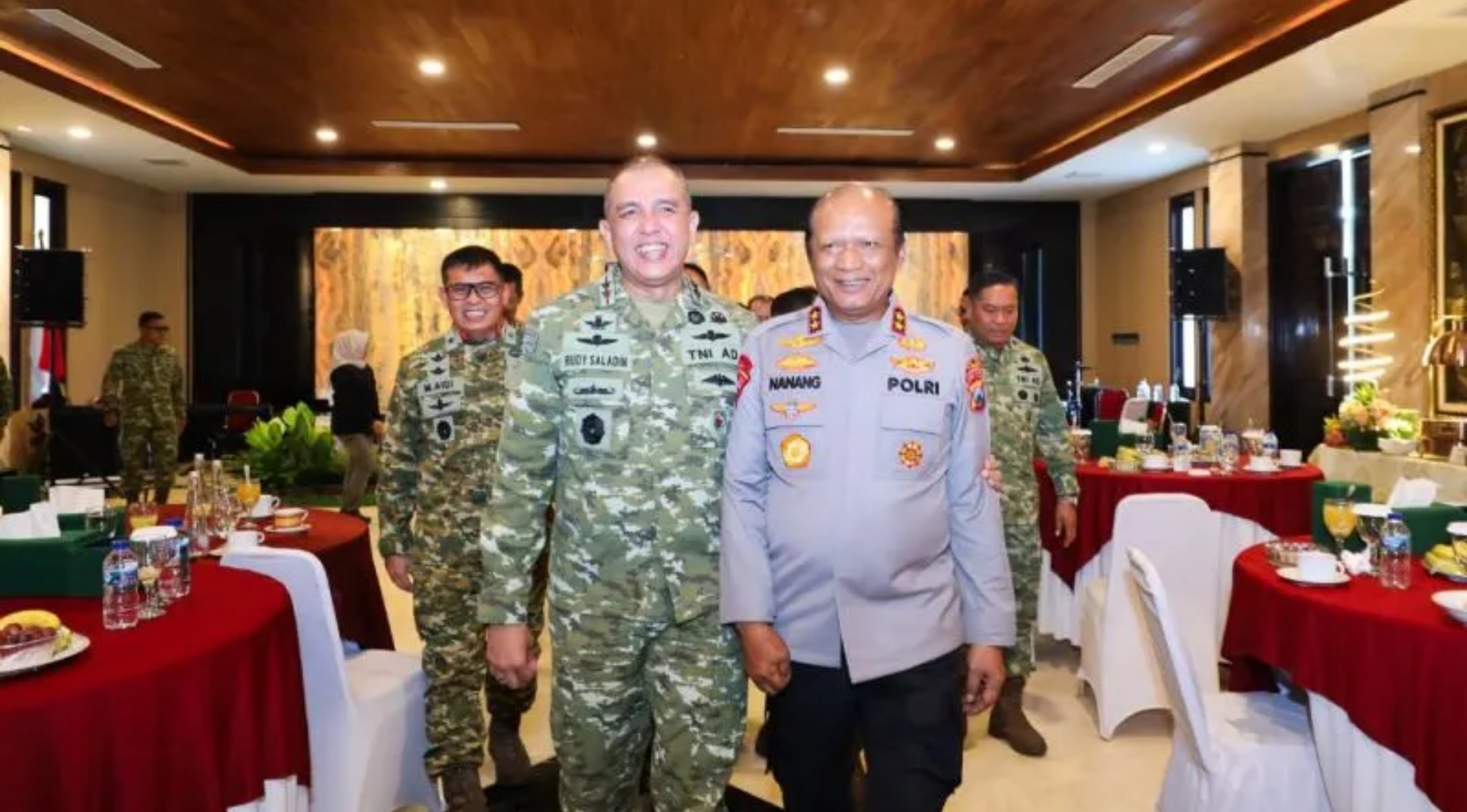 Kapolda Jatim Irjen Pol. Nanang Avianto dan Pangdam V/Brawijaya Mayjen TNI Rudy Saladin saat kegiatan silaturahmi di Makodam V/Brawijaya, Surabaya pada Selasa, 14 Juli 2026. (IDNVoice/Bidhumas Polda Jatim) 