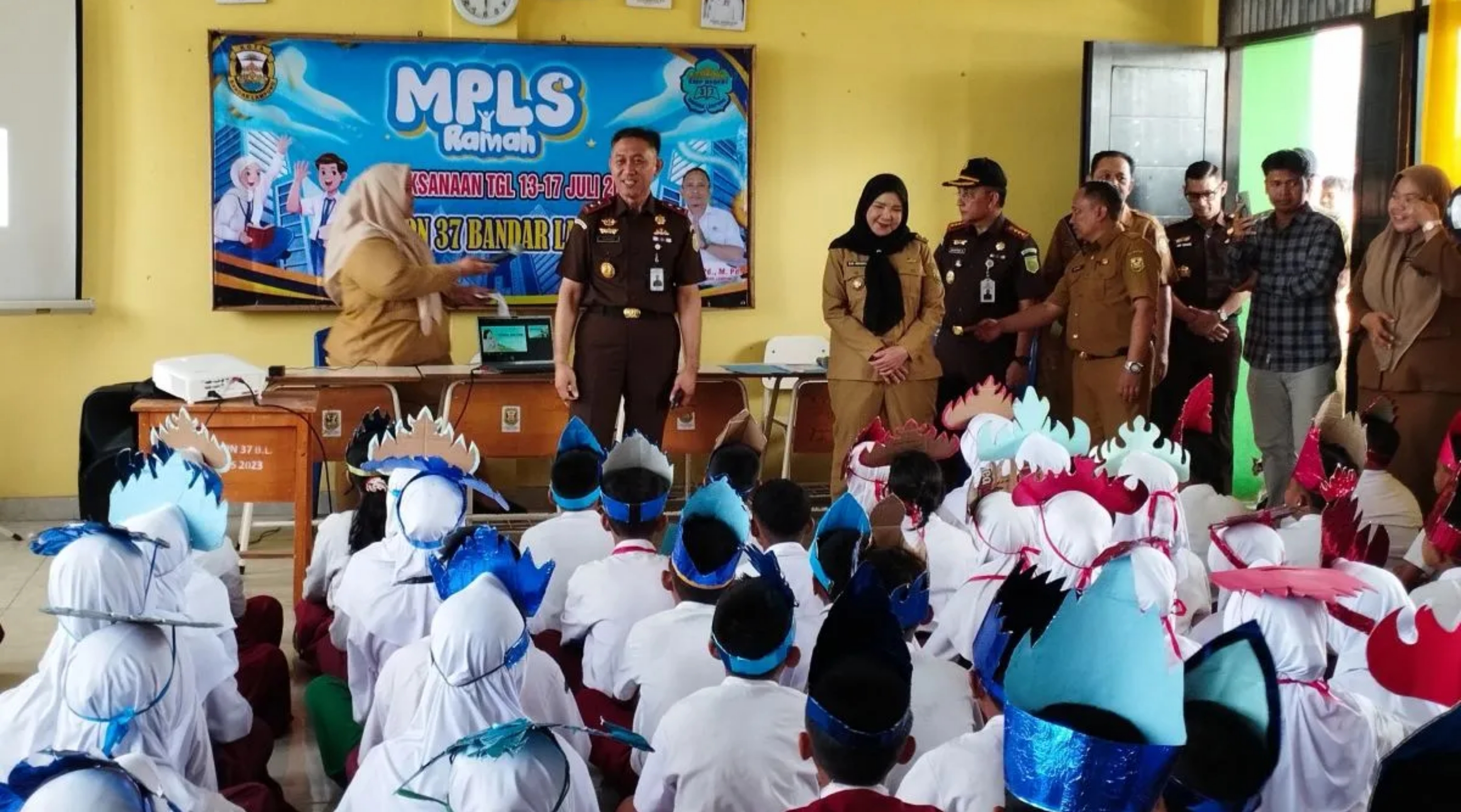 Kajati Lampung Danang Suryo Wibowo dan Wali Kota Bandarlampung saat melakukan peninjauan Program MBG di salah satu sekolah. Bandarlampung pada Selasa, 14 Juli 2026. (IDNVoice/Antara-Dian Hadiyatna)