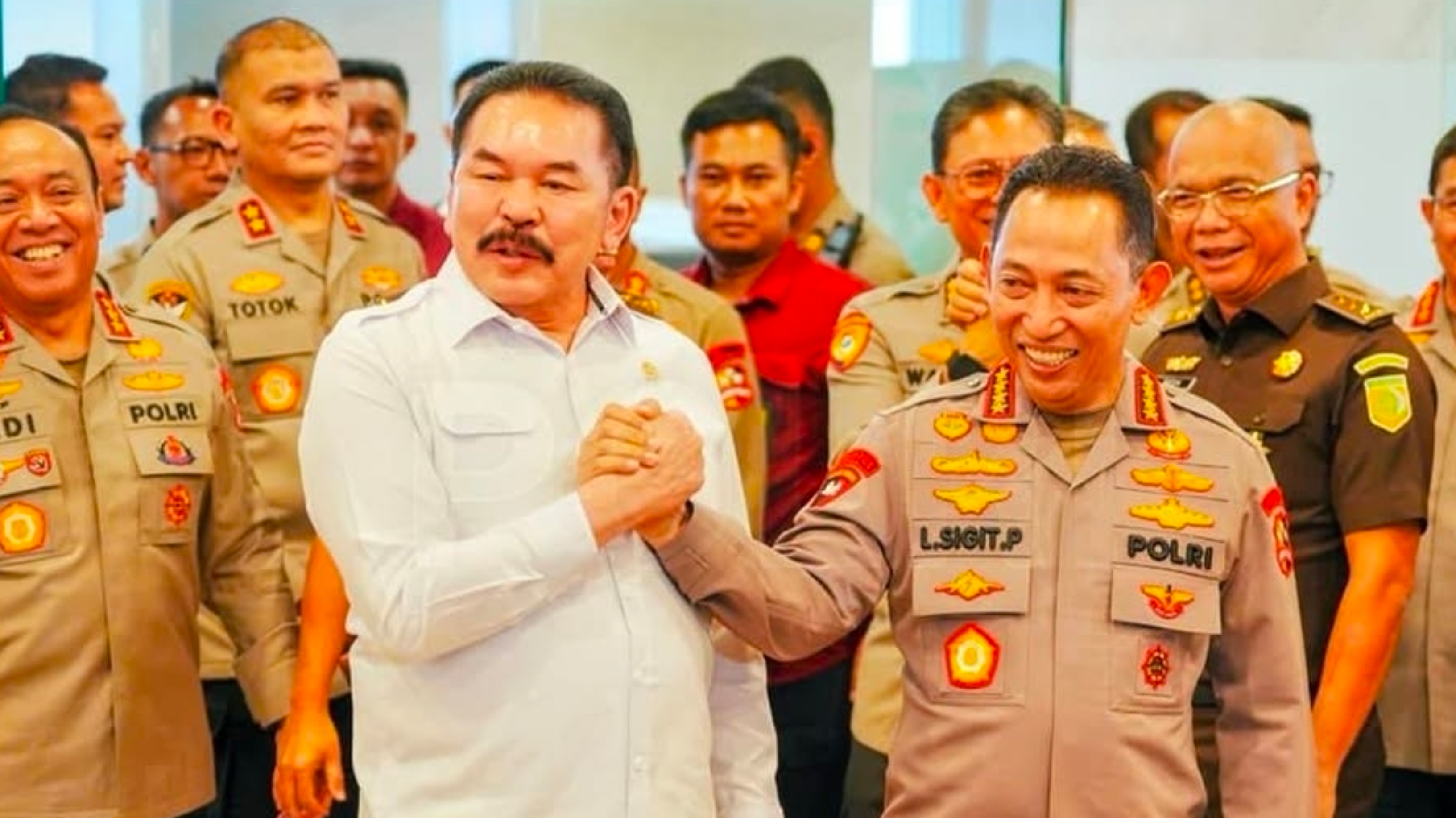 Kapolri Jenderal Polisi Listyo Sigit Prabowo bersama Jaksa Agung ST Burhanuddin melakukan salam komando usai pertemuan di Kejaksaan Agung, Jakarta pada Senin, 13 Juli 2026. (IDNVoice/Div. Humas Polri)