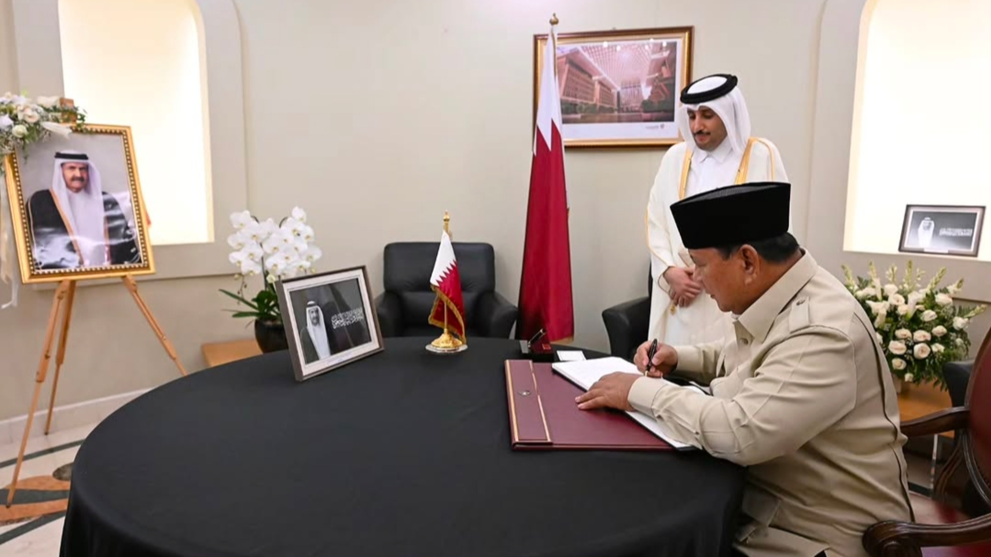 Presiden Prabowo Subianto mengisi dan menandatangani 
