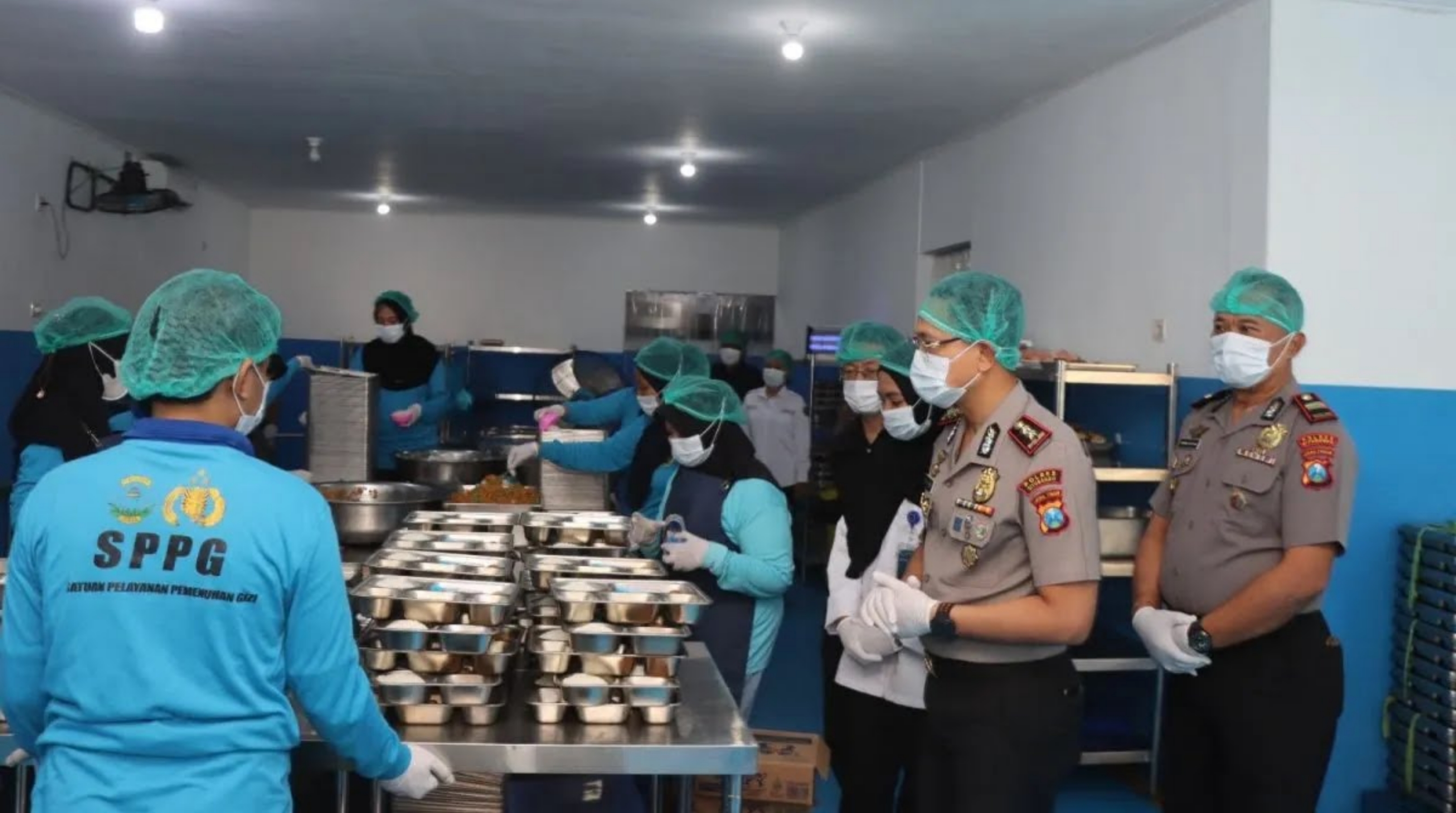 Kapolres Situbondo AKBP Bayu Anuwar Sidiqie saat memantau dan mengawasi SPPG Polri di Situbondo, Jawa Timur. (IDNVoice/Polres Situbondo)