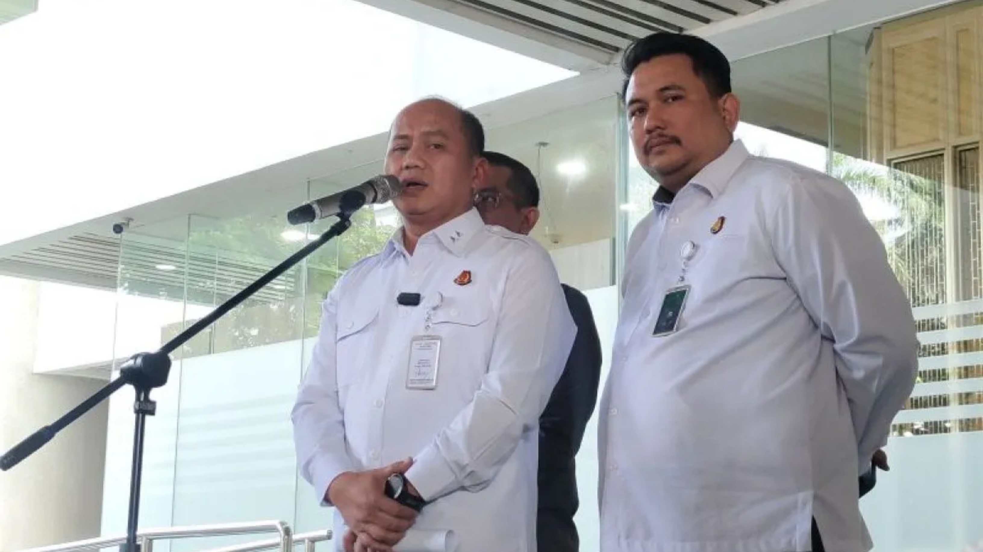 Kepala Pusat Penerangan Hukum (Kapuspenkum) Kejagung Anang Supriatna (kiri) memberikan keterangan pers di Gedung Kejagung, Jakarta, Rabu (15/7/2026). ANTARA/Nadia Putri Rahmani
