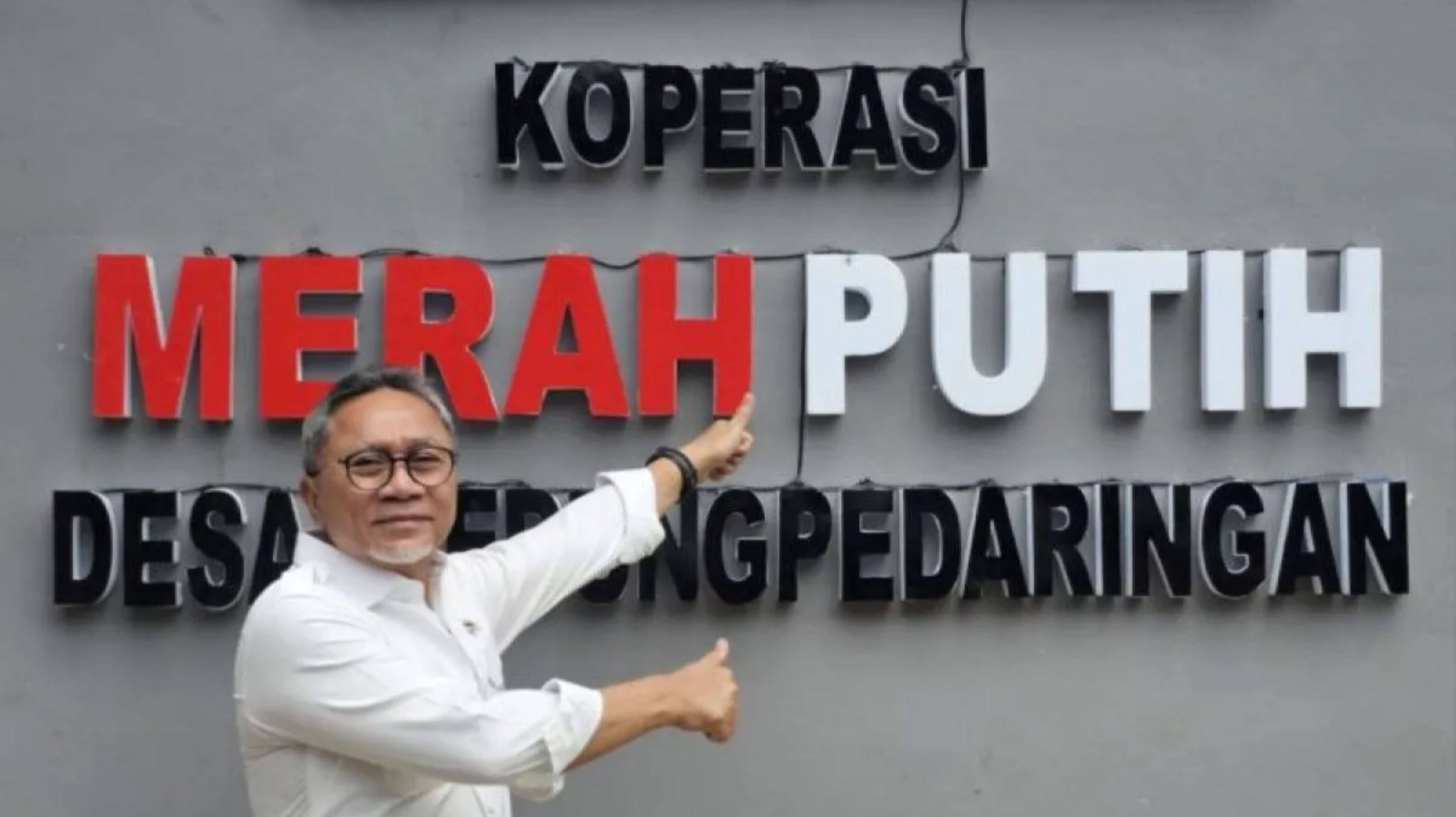 Menteri Koordinator (Menko) Bidang Pangan Zulkifli Hasan meninjau kesiapan operasional Gedung KDKMP Kedungpedaringan, Desa Kedungpedaringan, Kecamatan Kepanjen, Kabupaten Malang, Jawa Timur pada Kamis, 12 Februari 2026. (IDNVoice/Antara Foto)