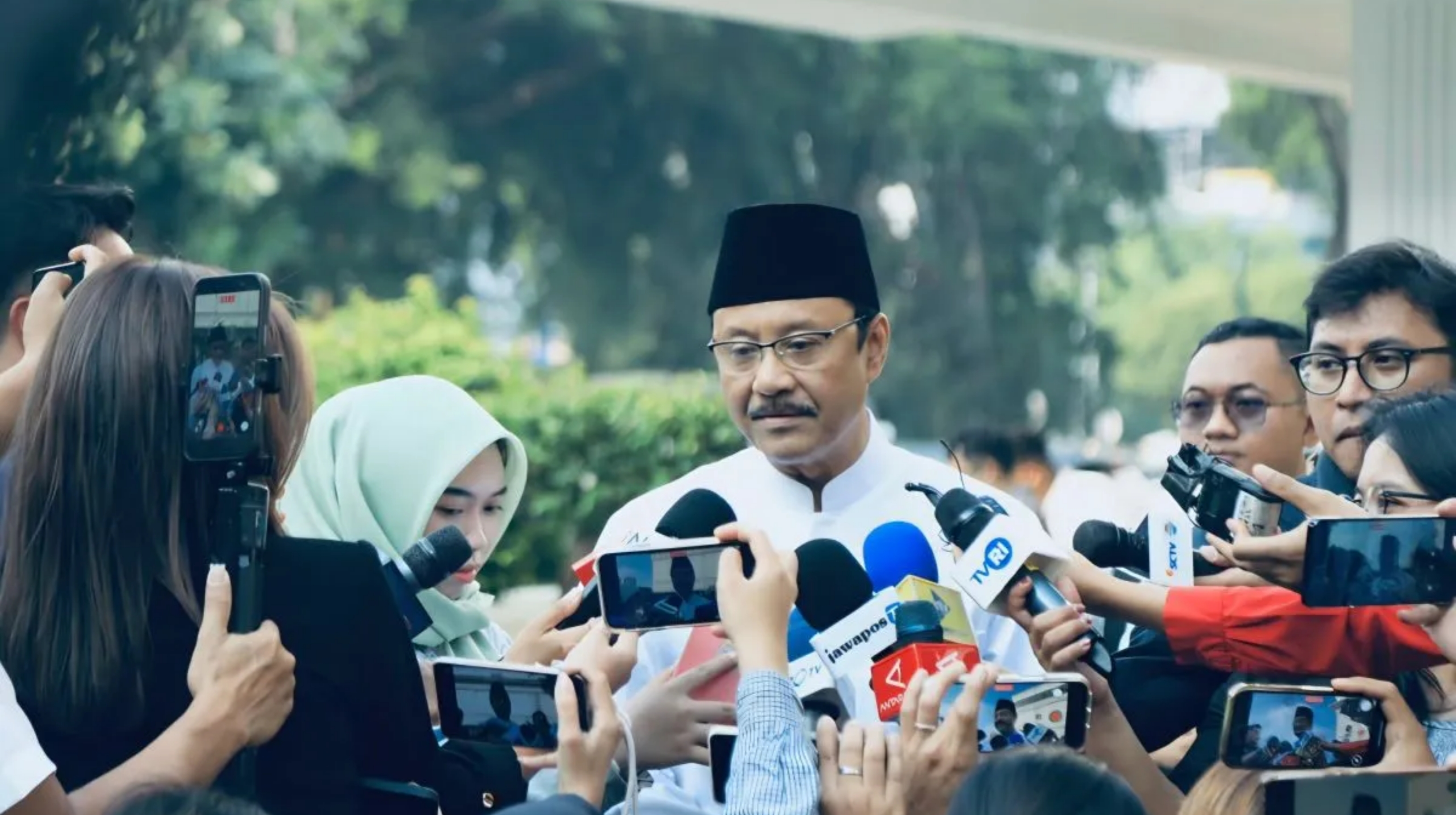 Mensos Saifullah Yusuf menyampaikan keterangan pada media usai rapat yang dipimpin Presiden RI Prabowo Subianto bersama sejumlah menteri dan kepala lembaga di Kompleks Istana Kepresidenan, Jakarta Pusat pada Rabu, 15 Juli 2026. (IDNVoice/Kemensos)