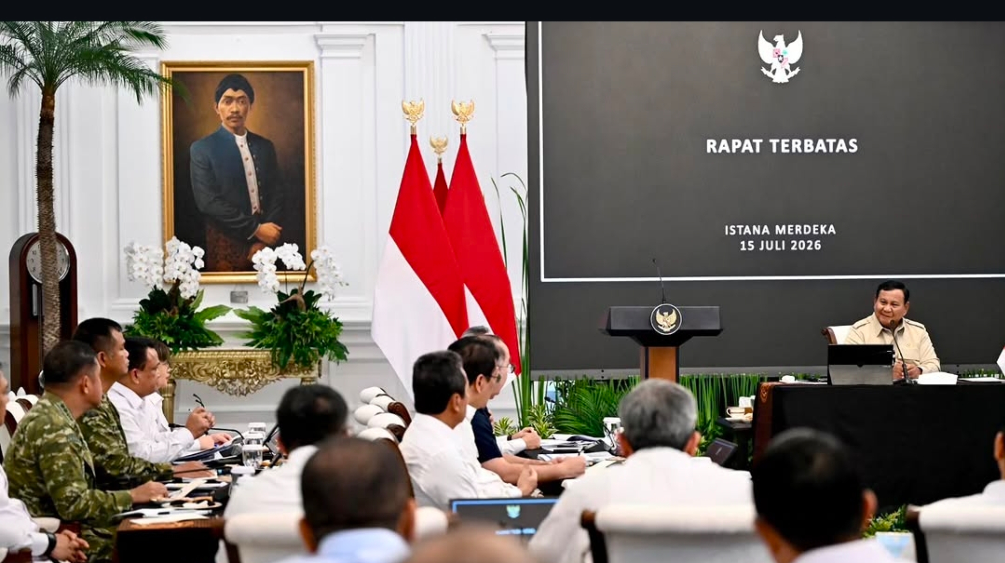 Presiden Prabowo Subianto memimpin rapat terbatas mengenai Koperasi Desa/Kelurahan Merah Putih (KDKMP) dan program Makan Bergizi Gratis (MBG) di Istana Kepresidenan RI, Jakarta pada Rabu, 15 Juli 2026. (IDNVoice/Sekretariat Kabinet)