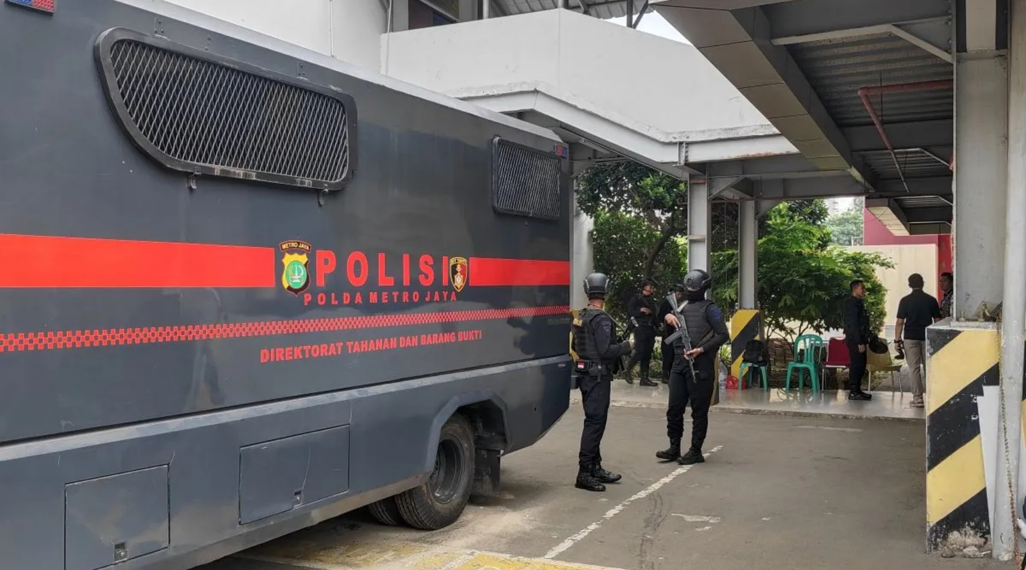 Sejumlah anggota Polda Metro Jaya melakukan penjagaan di Direktorat Perawatan Tahanan dan Barang Bukti (Dittahti) Polda Metro Jaya, Jakarta pada Jumat, 17 Juli 2026. (IDNVoice/Antara-Ilham Kausar)