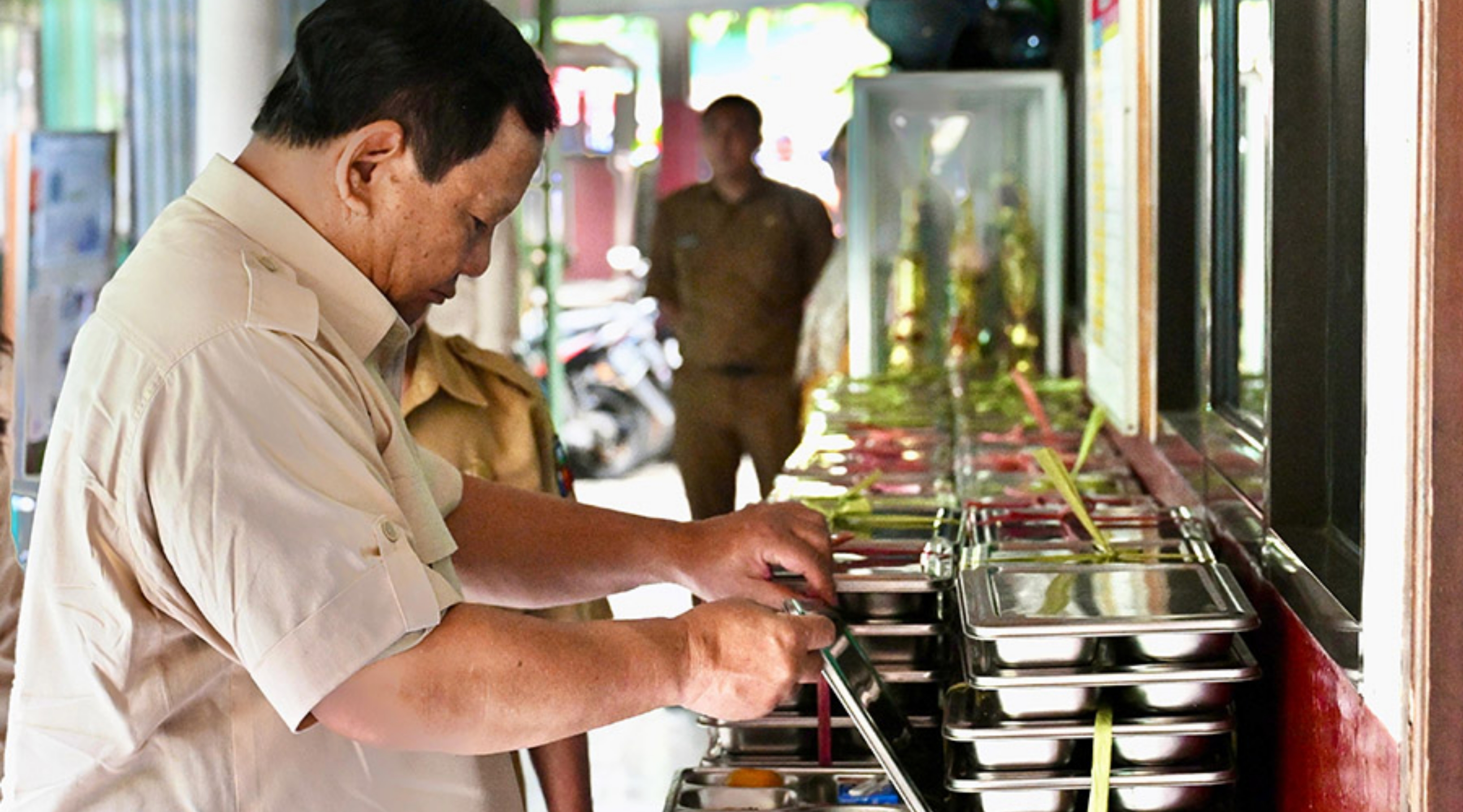 Presiden Prabowo Subianto meninjau pelaksanaan Program Makan Bergizi Gratis di wilayah Bogor, Jawa Barat. (IDNVoice/BPMI Setpres)