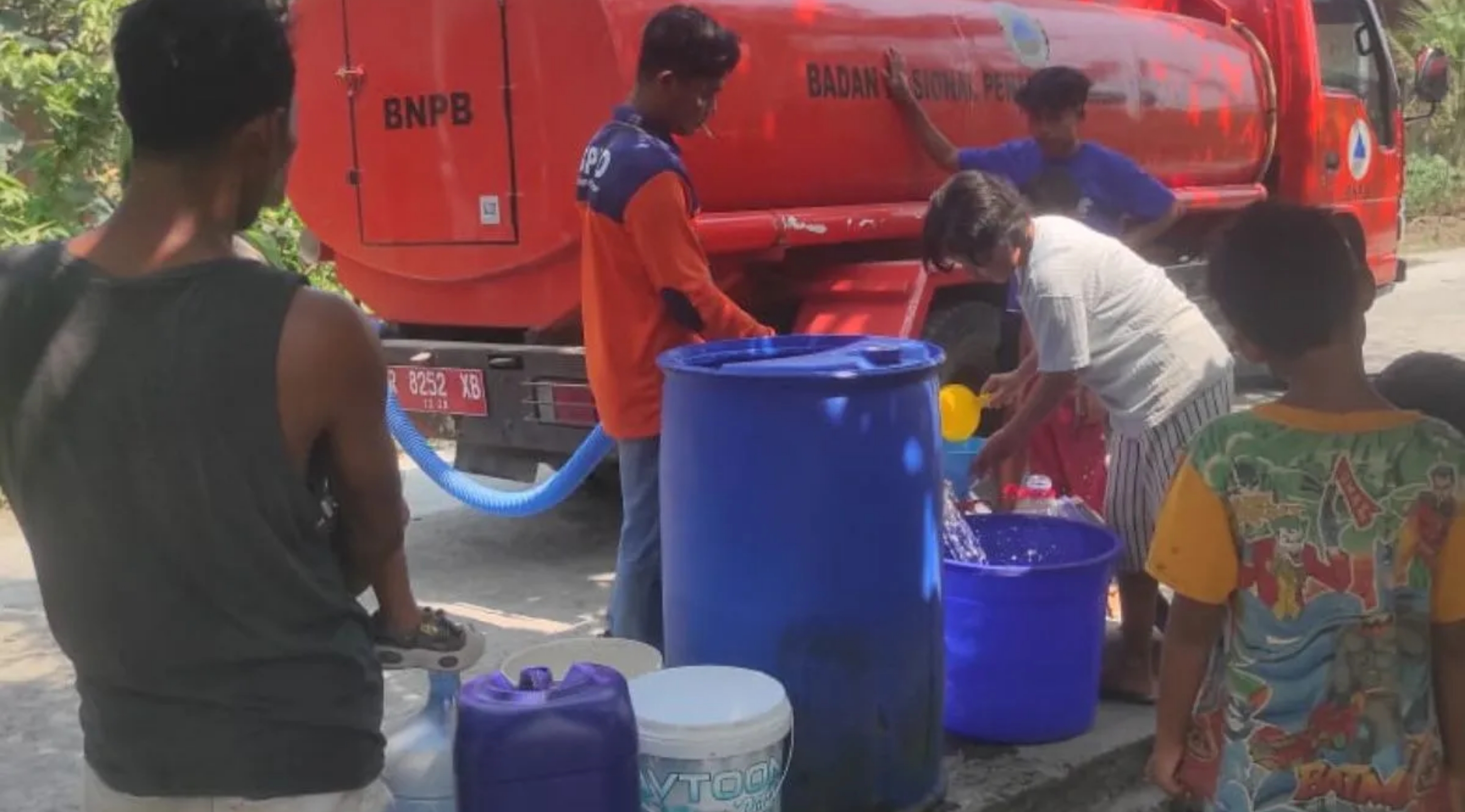 Petugas BPBD Kabupaten Cilacap menyalurkan bantuan air bersih untuk warga terdampak kekeringan di Desa Gintungreja, Kecamatan Gandrungmangu, Cilacap, Jawa Tengah pada Kamis, 16 Juli 2206. (IDNVoice/BPBD Cilacap)