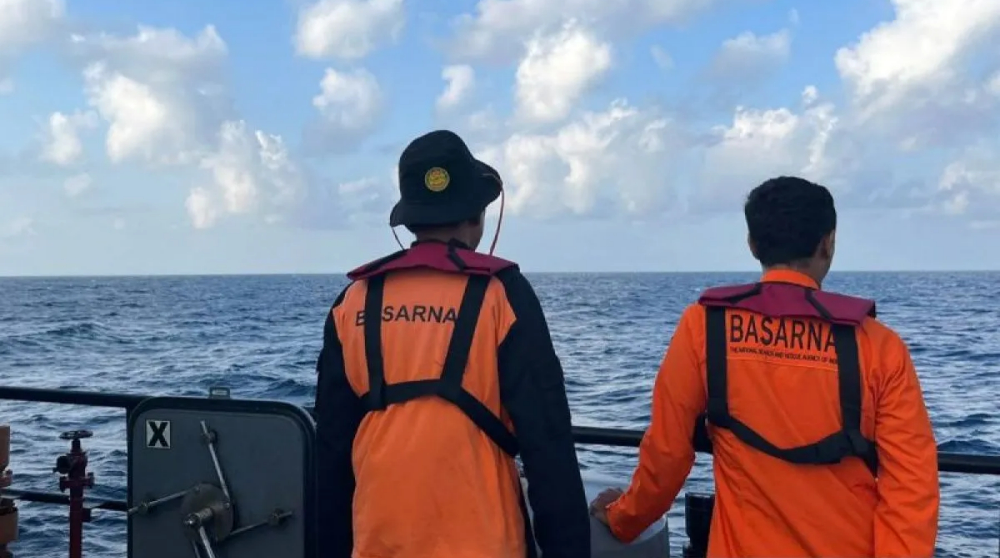 Tim SAR Gabungan memantau lokasi pascakecelakaan KM Nurul Salsa yang karam untuk mencari puluhan korban penumpang yang dinyatakan hilang di Perairan Selayar, Sulawesi Selatan pada Kamis, 16 Juli 2026. (IDNVoice/Basarnas Makassar)