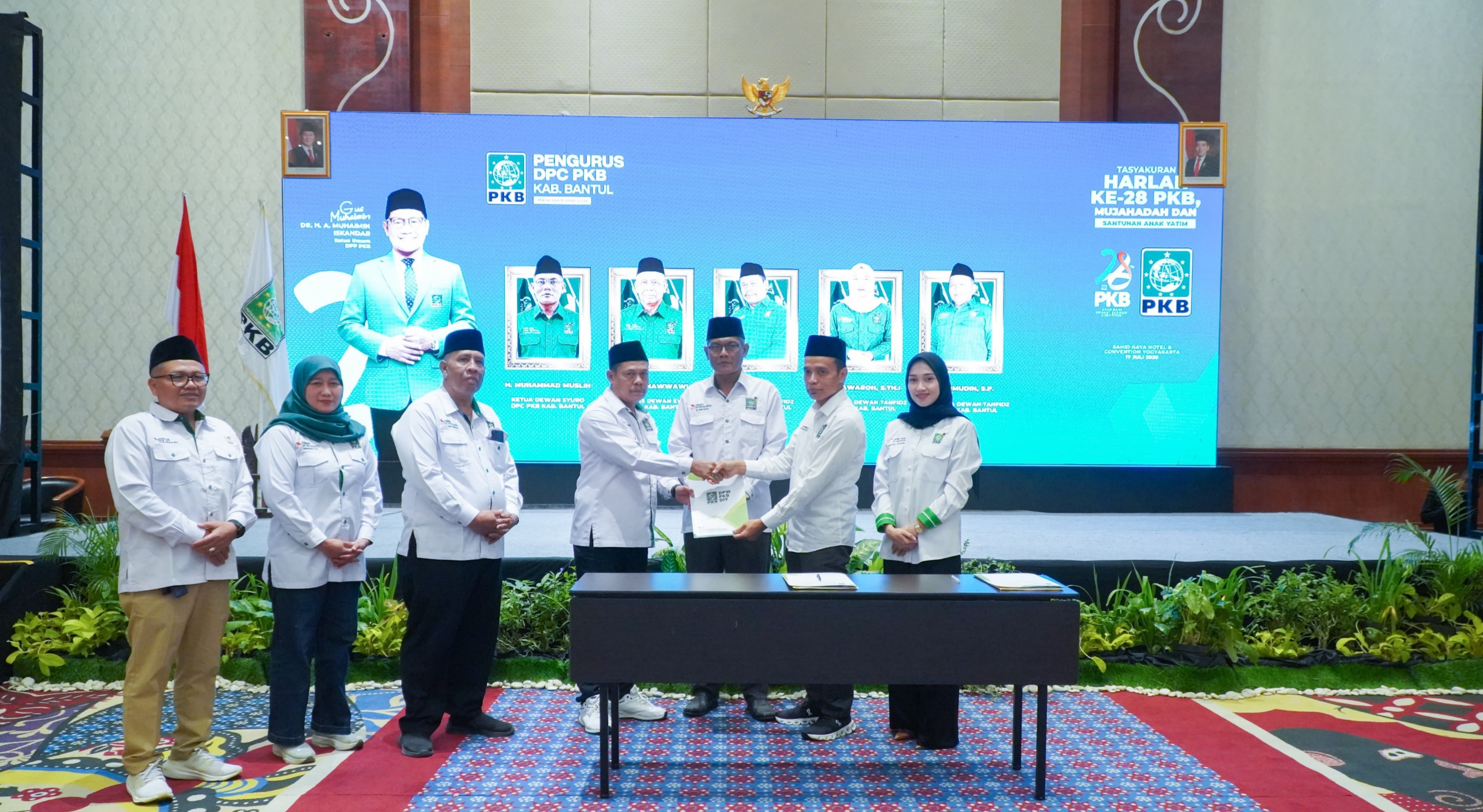 Ketua Dewan Pengurus Wilayah Partai Kebangkitan Bangsa Daerah Istimewa Yogyakarta (DPW PKB DIY), Umaruddin Masdar, menyerahkan SK kepengurusan kepada Ketua Dewan Pengurus Cabang (DPC) PKB Bantul, Suradal di Sahid Raya Hotel & Convention Yogyakarta pada Jumat, 17 Juli 2206. (IDNVoice/KY-Istimewa)