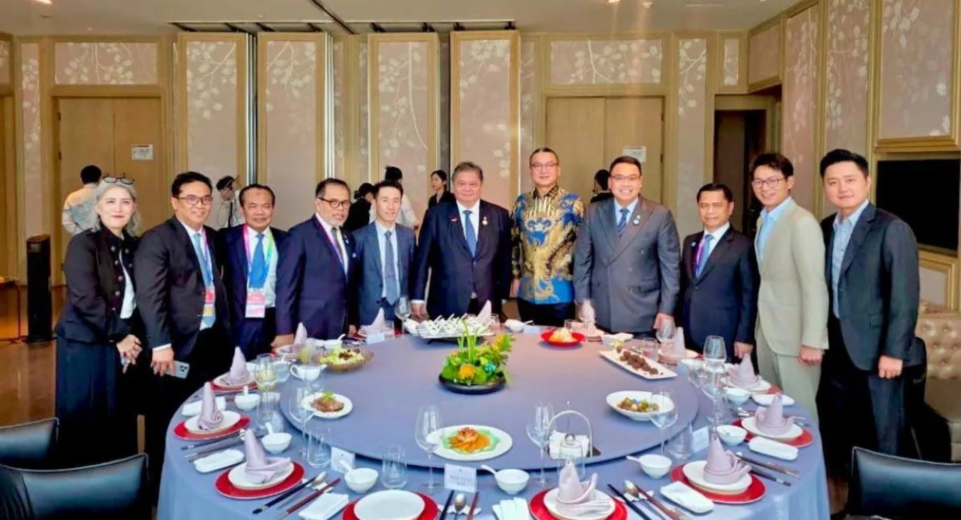 Menteri Koordinator (Menko) Bidang Perekonomian Airlangga saat bertemu perwakilan ByteDance dan Huawei di sela kunjungan kerja ke Shanghai, China pada Jumat, 17 Juli 2026. (IDNVoice/Kemenko Perekonomian)