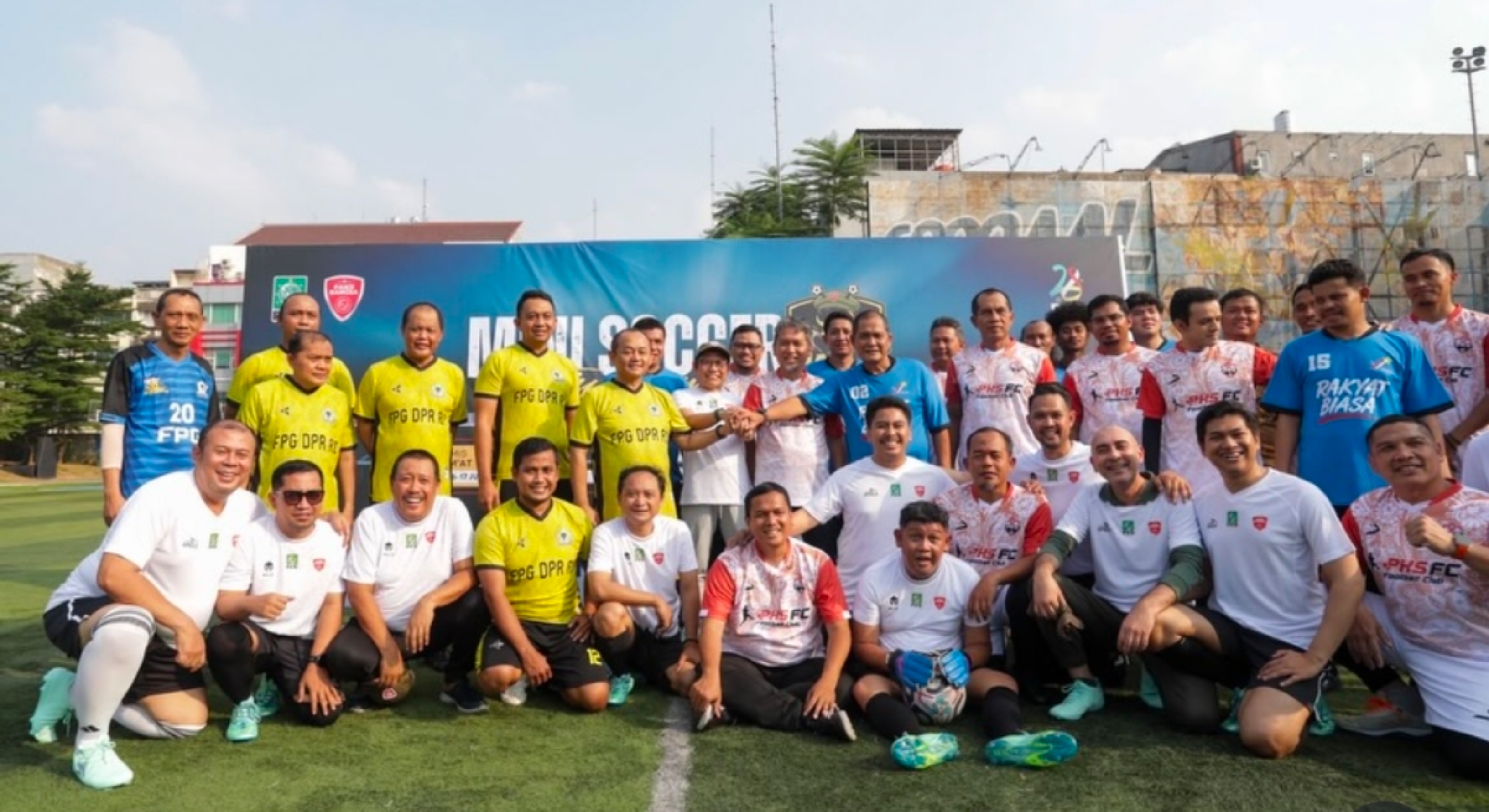Ketua Umum DPP PKB Abdul Muhaimin Iskandar bersama politisi Partai Keadilan sejahtera, Partai Golkar, dan Partai Prima sebelum bertanding sepak bola, di Brilian Stadium, Jakarta pada Jumat, 17 Juli 2026. (IDNVoice/CU-Istimewa)