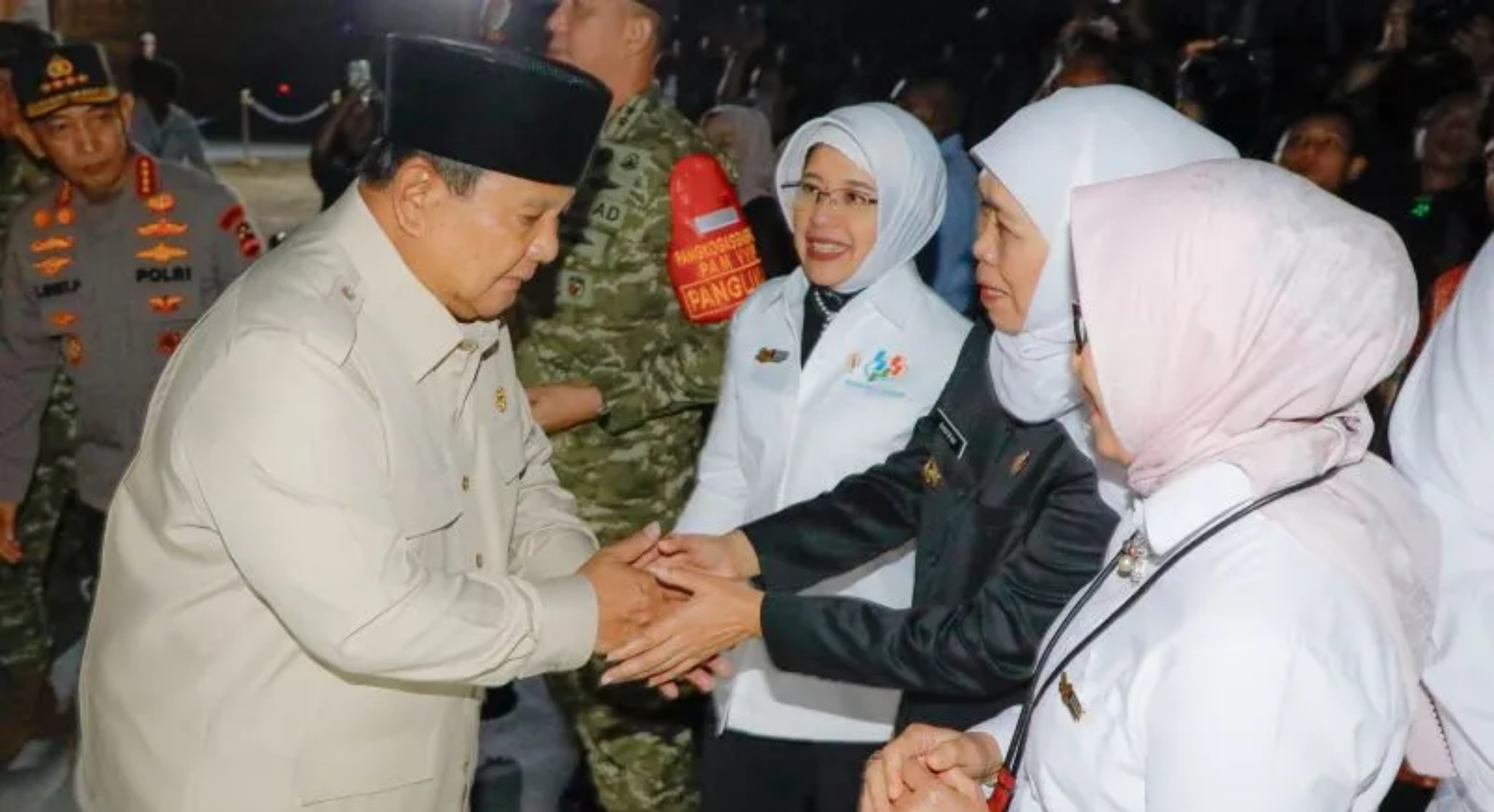 Gubernur Jatim Khofifah Indar Parawansa bersalaman dengan Presiden Prabowo Subianto saat Panen Raya TNI Terintegrasi di Pangkalan TNI Angkatan Udara (Lanud) Abdulrachman Saleh, Kabupaten Malang pada Jumat, 17 Juli 2026. (IDNVoice/Pemprov Jatim)