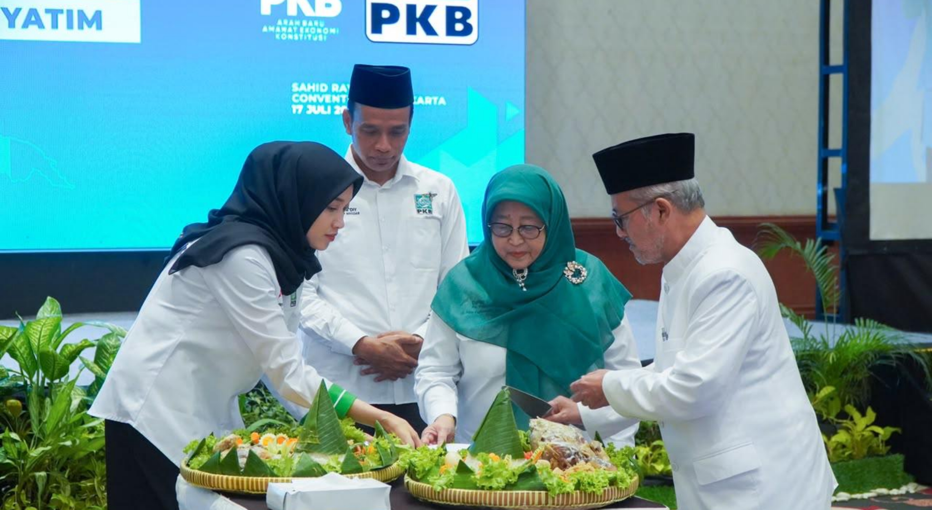 Potong tumpeng  dalam rangka Tasyakuran Harlah ke-28 yang digelar DPW PKB DIY di Sahid Raya Hotel & Convention Yogyakarta pada Jumat, 17 Juli 2206. (IDNVoice/KY-Istimewa)
