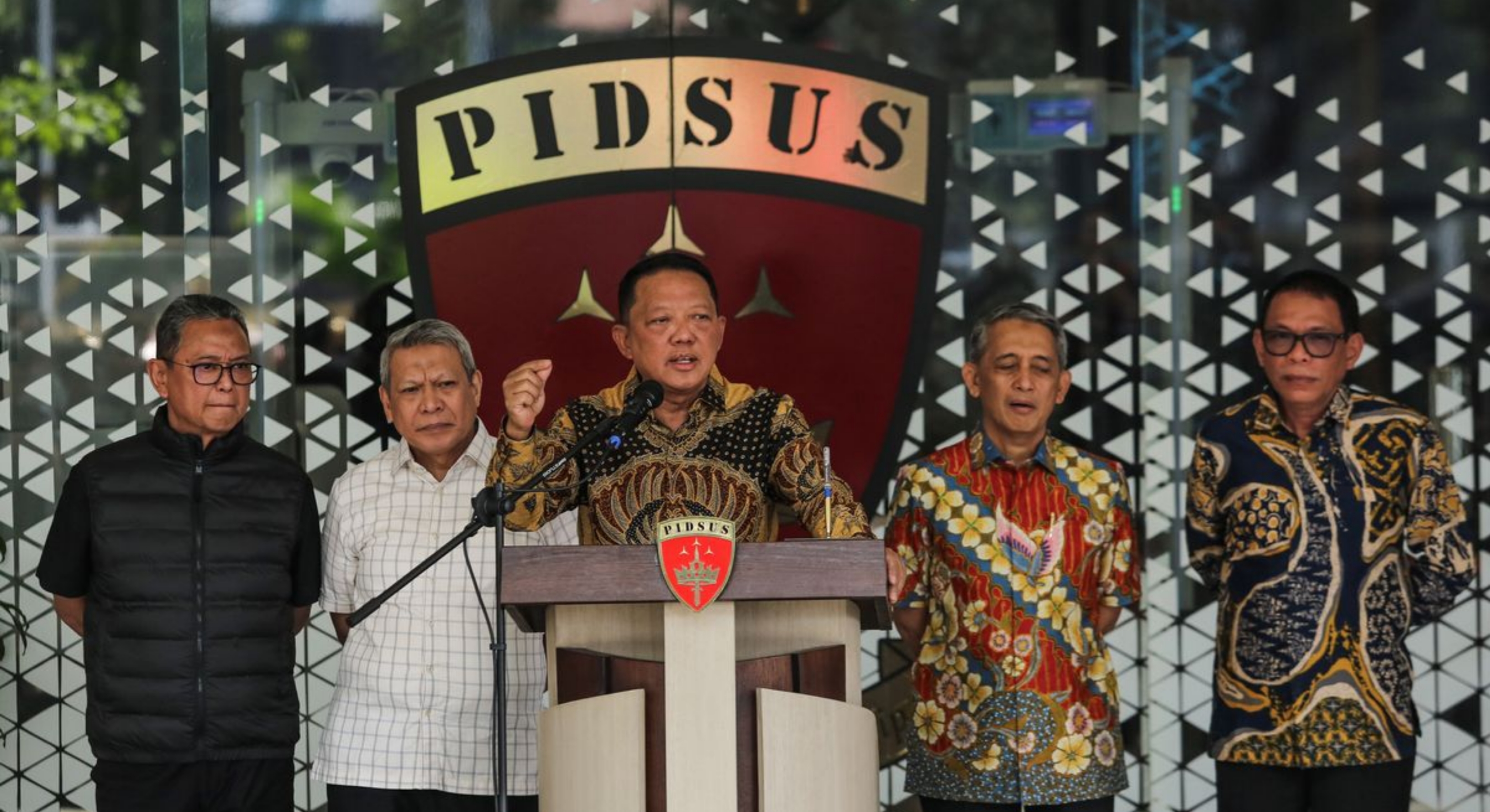 Eks Jaksa Agung Muda Tindak Pidana Khusus (Jampidsus) Kejaksaan Agung Febrie Adriansyah (tengah) menyampaikan keterangan saat konferensi pers di Kejaksaan Agung, Jakarta pada Jumat, 10 Juli 2026. (IDNVoice/Antara Foto)