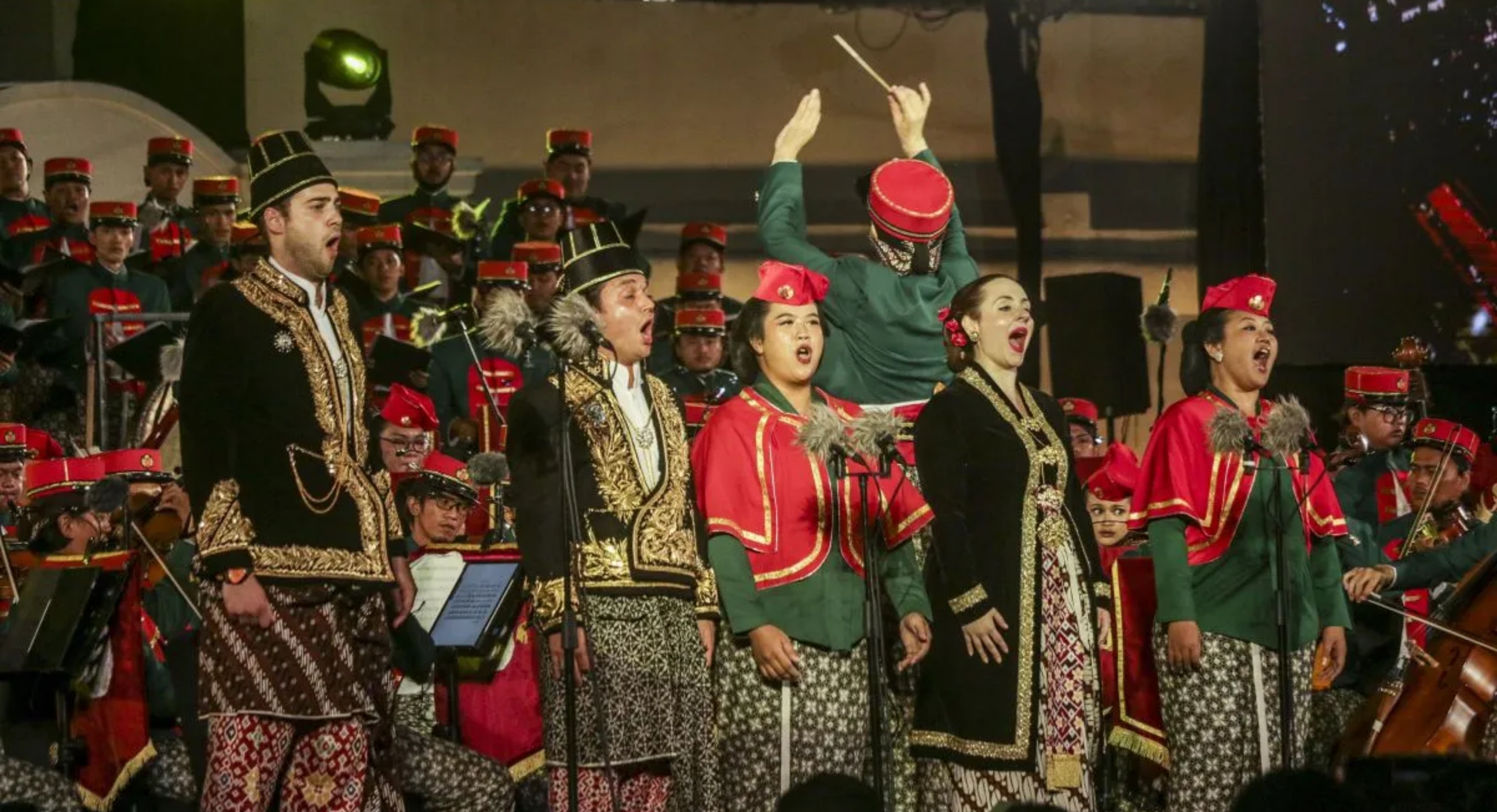 Kelompok musik Yogyakarta Royal Orchestra bersama penyanyi solo asal Italia tampil dalam konser 
