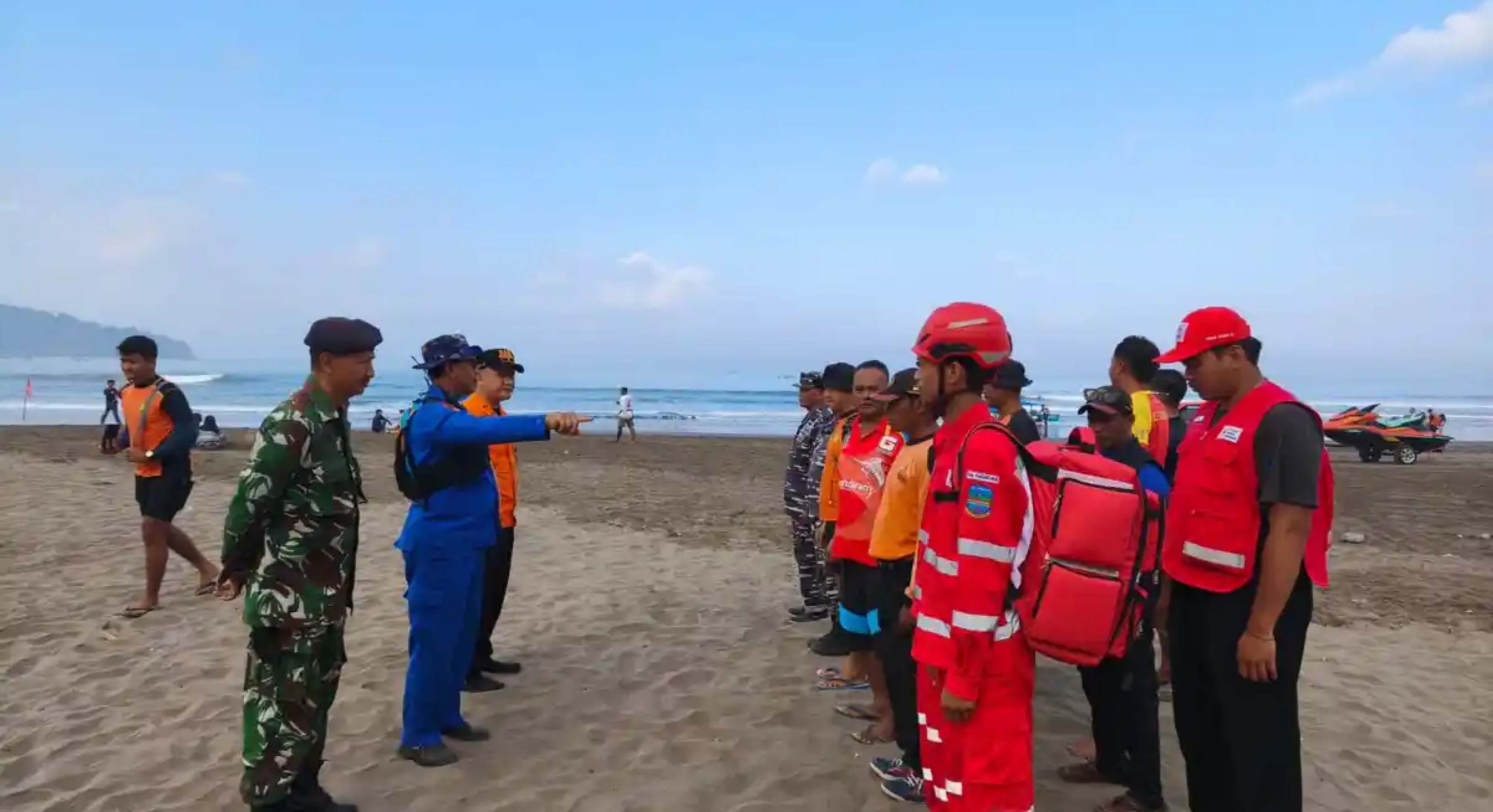 Suasana persiapan petugas gabungan dalam pencarian korban hilang terseret arus laut di Pantai Barat Pangandaran pasa Sabtu pagi, 18 Juli 2026. (IDNVoice/Polairud Pangandaran)