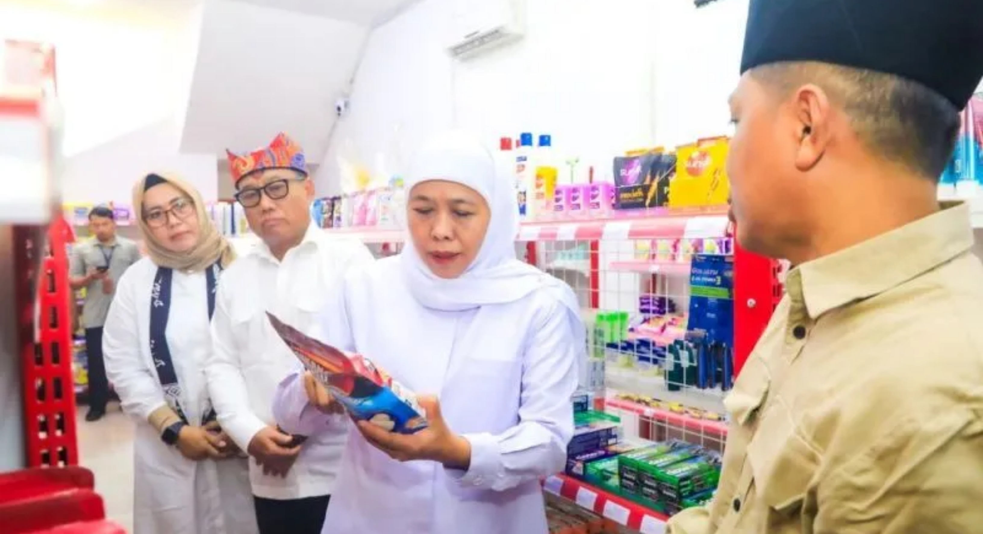 Gubernur Jawa Timur Khofifah Indar Parawansa saat meninjau Koperasi Kelurahan Merah Putih Tukangkayu, Banyuwangi, Jawa Timur. (IDNVoice/Pemprov Jateng)