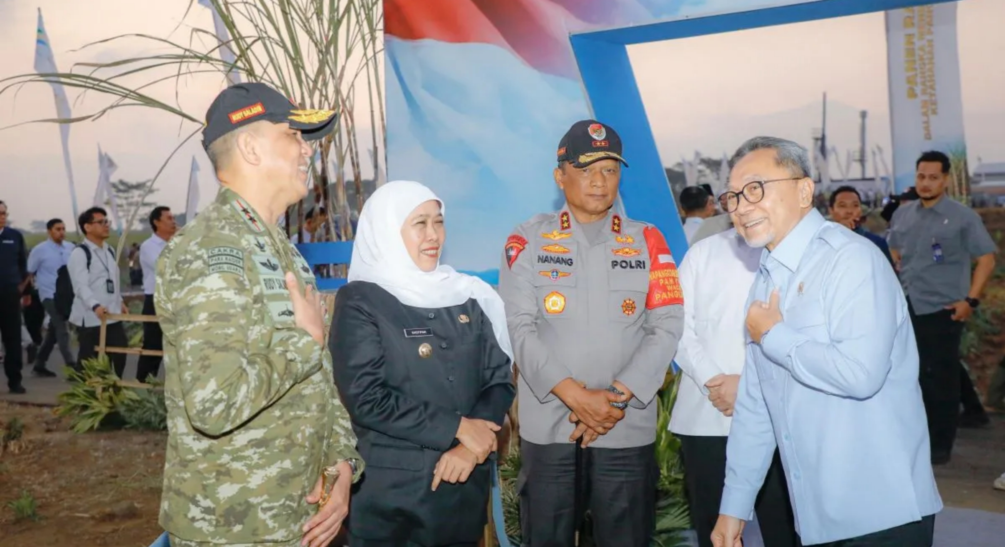 Gubernur Jawa Timur Khofifah Indar Parawansa bersama Kapolda Jawa Timur Irjen Pol Nanang Avianto berbincang dengan Menteri Koordinator Bidang Pangan Zulkifli Hasan saat menghadiri panen raya bersama TNI di kawasan Pangkalan TNI Angkatan Udara (Lanud) Abdulrachman Saleh, Kabupaten Malang, Jawa Timur pada Jumat, 17 Juli 2026. (IDNVoice/Pemprov Jatim)