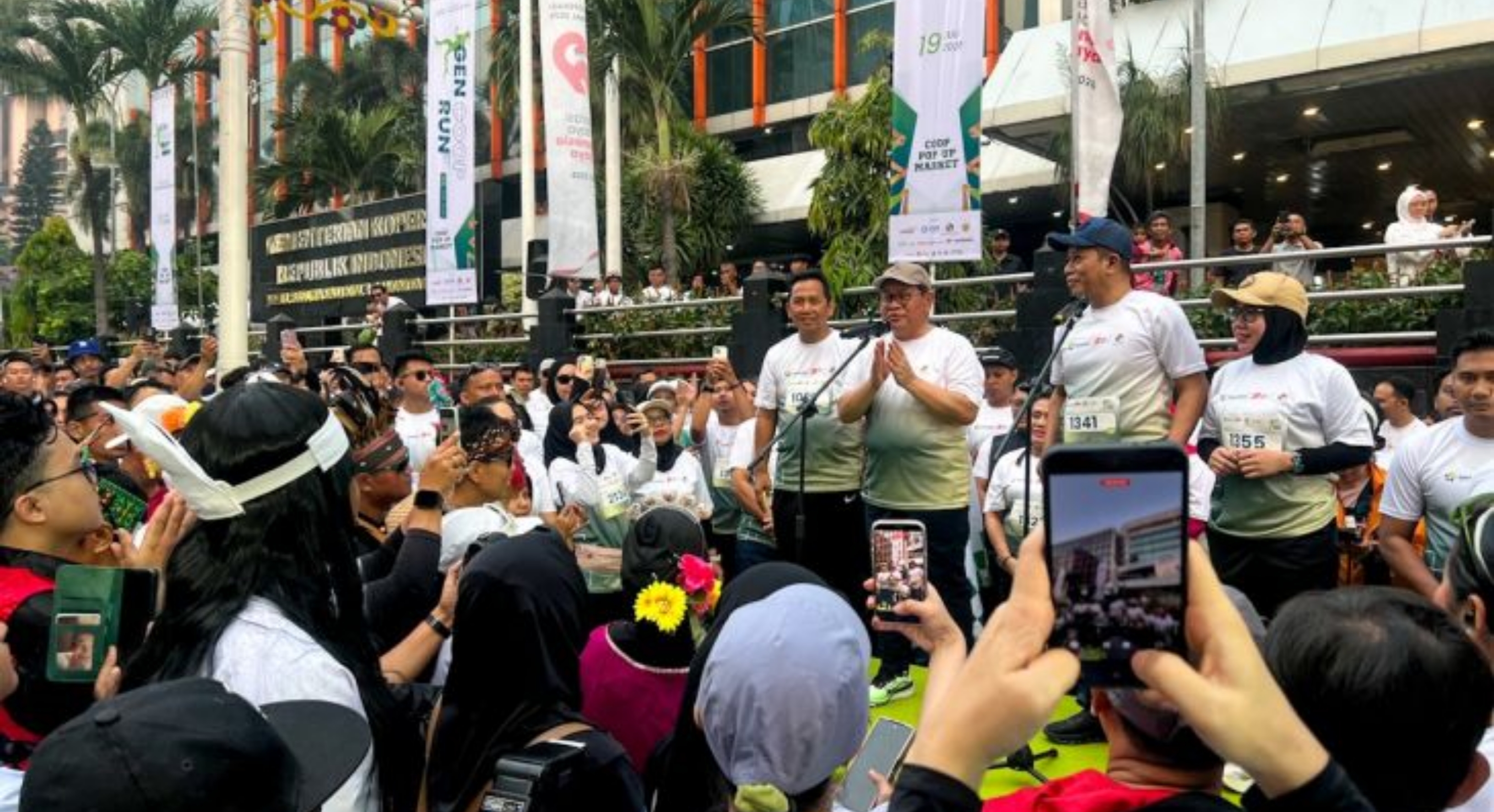 Menteri Koperasi Ferry Juliantono didampingi Wakil Menteri Koperasi Farida Farichah, Gubernur DKI Jakarta Pramono Anung melepas ribuan peserta Gen Coop Run di Jakarta pada Minggu, 19 Juli 2026. (IDNVoice/Antara/Harianto)