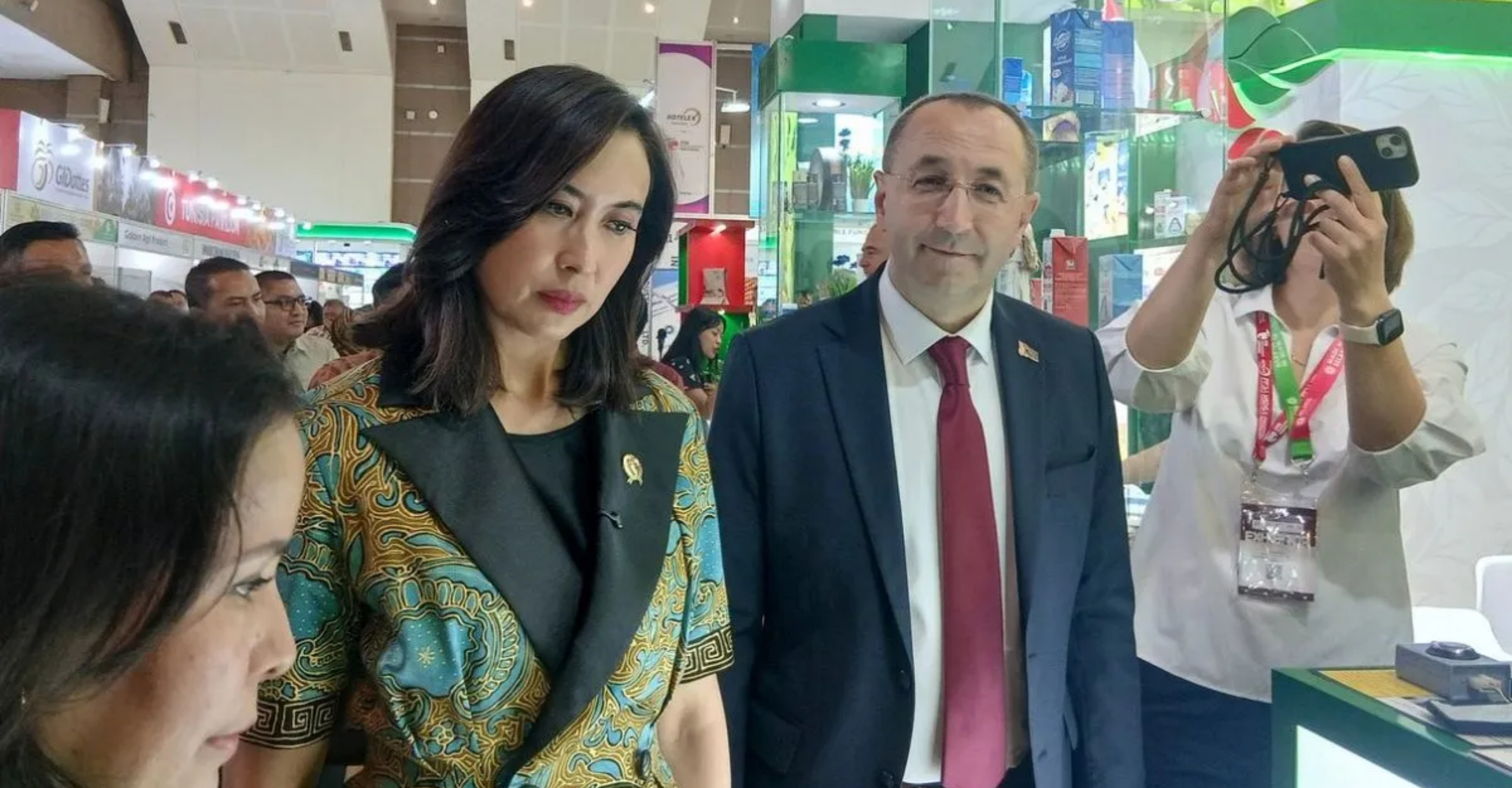 Menteri Pariwisata Widiyanti Putri Wardhana dan Wakil Menteri Agrikultur dan Pangan Belarus Alexander Yakovchits mengunjungi Paviliun Belarus dalam acara Food & Hospitality Indonesia (FHI) 2026 di Jakarta pada Selasa, 21 Juli 2026. (IDNVoice/Antara-Uyu Septiyati Liman) 