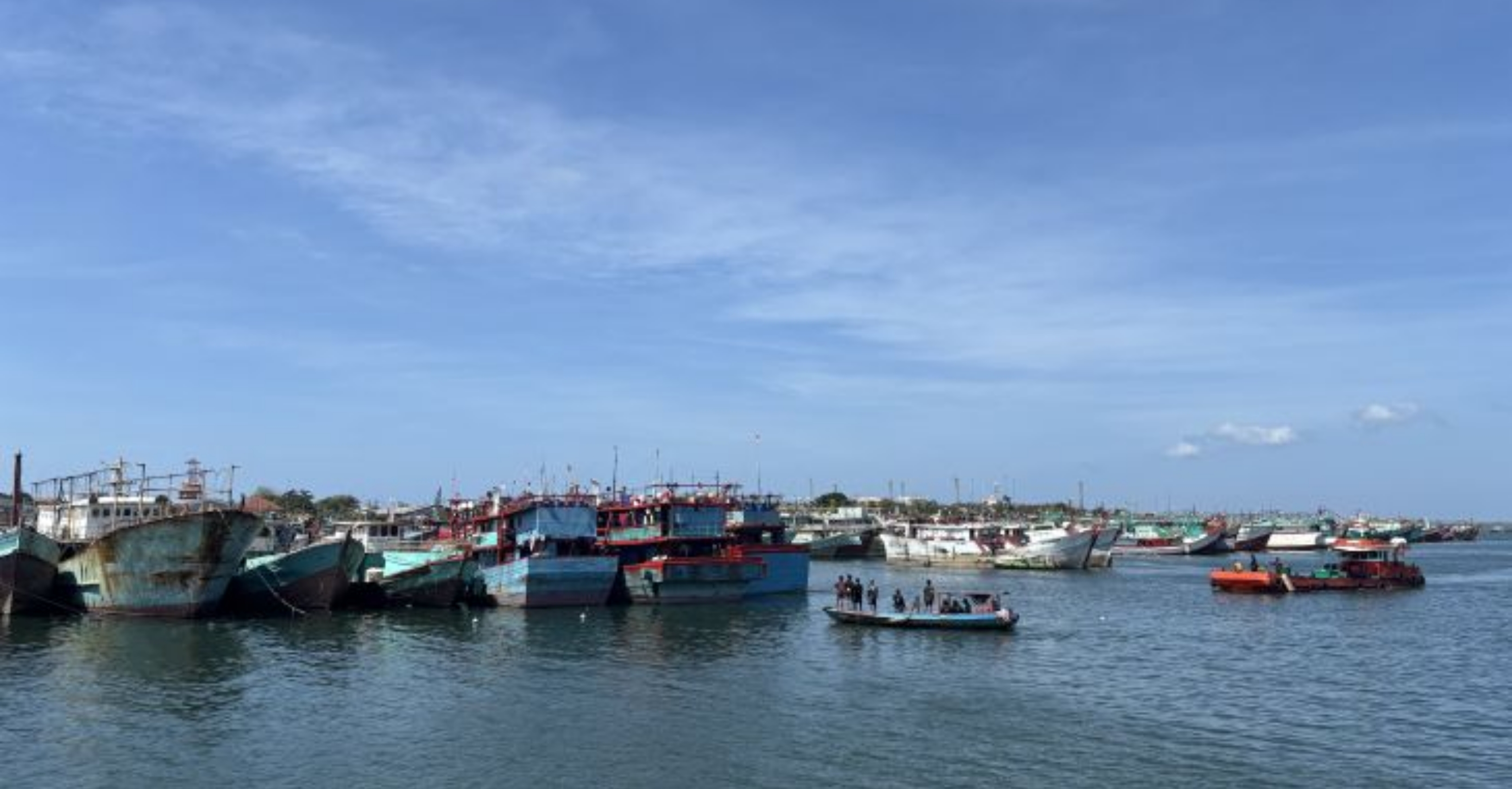 Ratusan kapal ikan yang hendak direlokasi ke PPN Pengambengan sedang sandar di Pelabuhan Benoa, di Denpasar, Bali pada Selasa, 21 Juli 2026. (IDNVoice/Antara-Ni Putu Putri Muliantari)