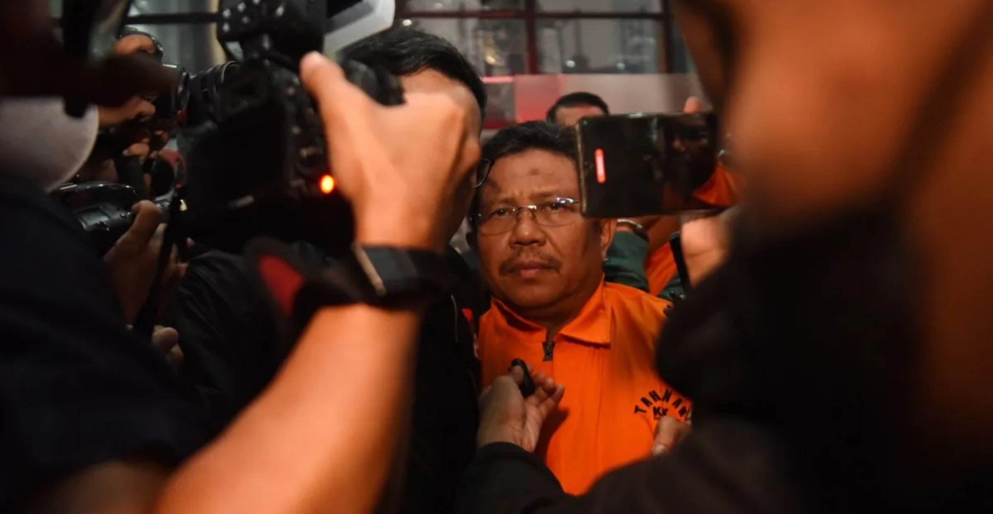 Bupati Lombok Barat Lalu Ahmad Zaini (tengah) berjalan menuju mobil tahanan usai menjalani pemeriksaan di Gedung Merah Putih KPK, Jakarta pada Selasa, 21 Juli 2026. (IDNVoice/Antara Foto)