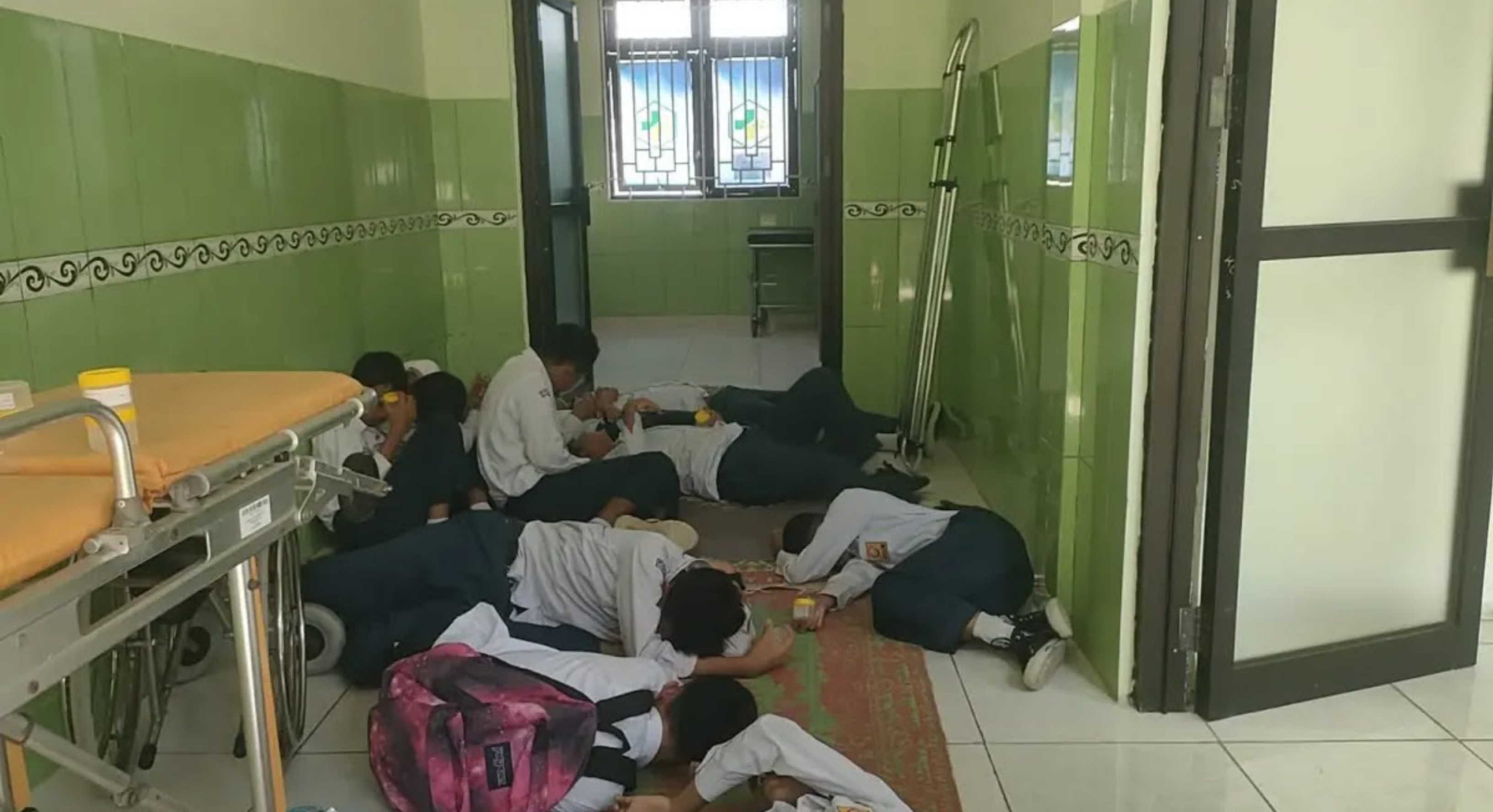 Siswa-siswsi SMPN 3 Wates terlihat merintih kesakitan saat tiba di IGD Puskesmas Wates. (IDNVoice/HO-Istimewa)