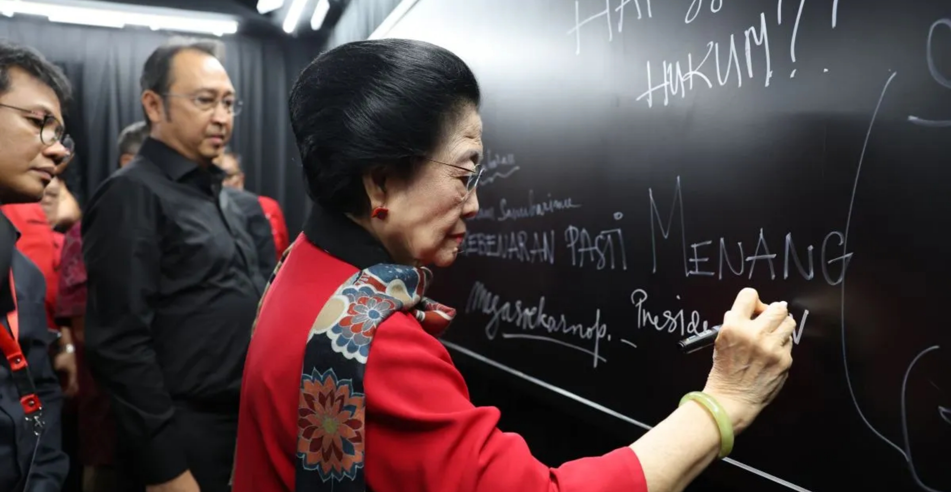 Presiden kelima RI, Megawati Soekarnoputri menuliskan pesan bagi generasi muda Indonesia dalam peringatan 30 tahun Kerusuhan 27 Juli atau Kudatuli di Ruang Museum Koleksi, Taman Ismail Marzuki (TIM), Cikini, Jakarta Pusat pada Selasa, 21 Juli 2026. (IDNVoice/PDIP)